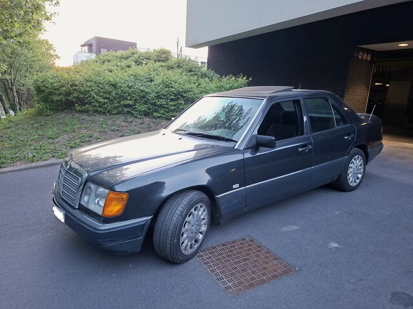 Oldtimer Mercedes Benz 250 D w124 Schwarz - 2