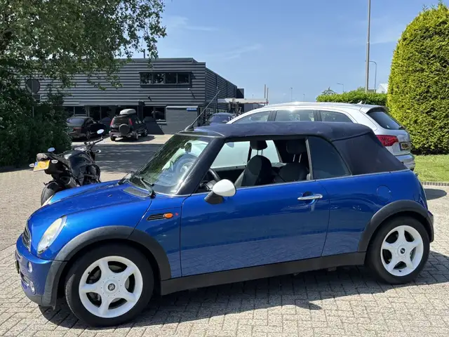 Mini Convertible view 8