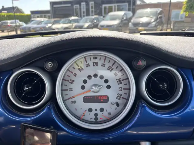 Mini Convertible view 17