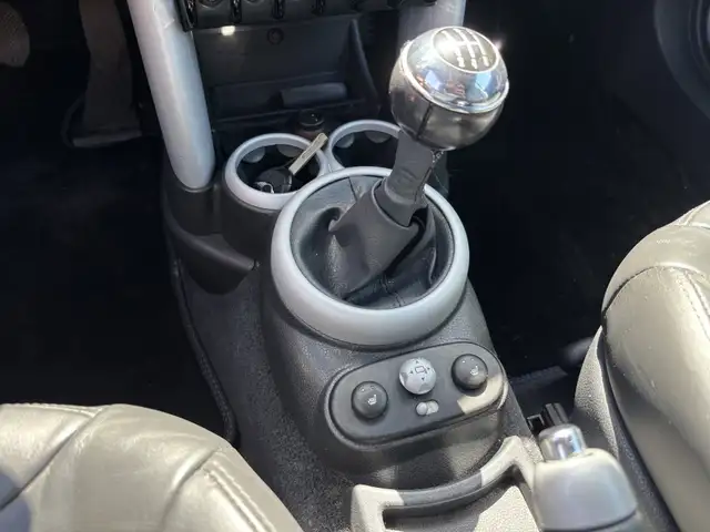 Mini Convertible view 19