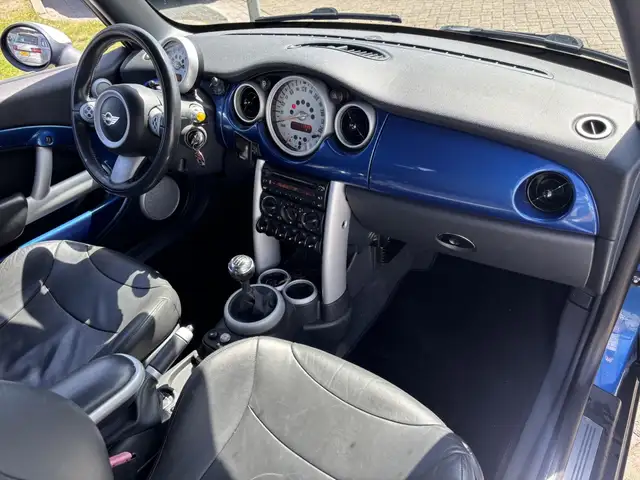 Mini Convertible view 11