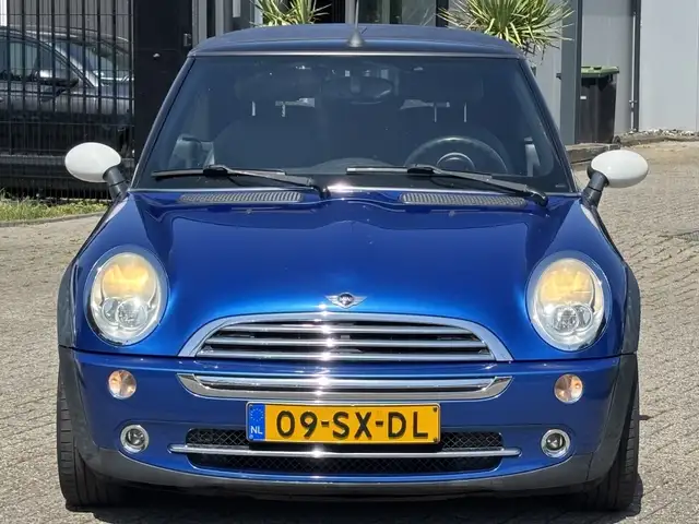 Mini Convertible view 2
