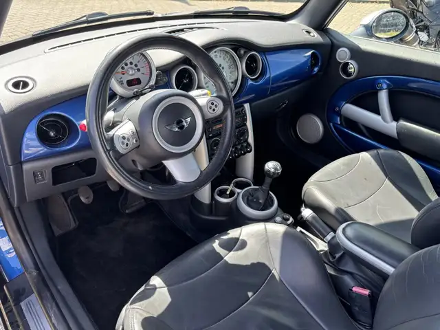 Mini Convertible view 16
