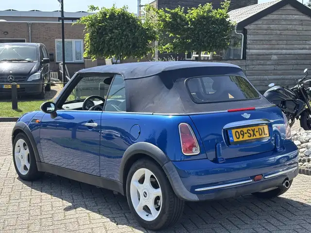 Mini Convertible view 7