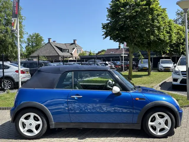 Mini Convertible view 4