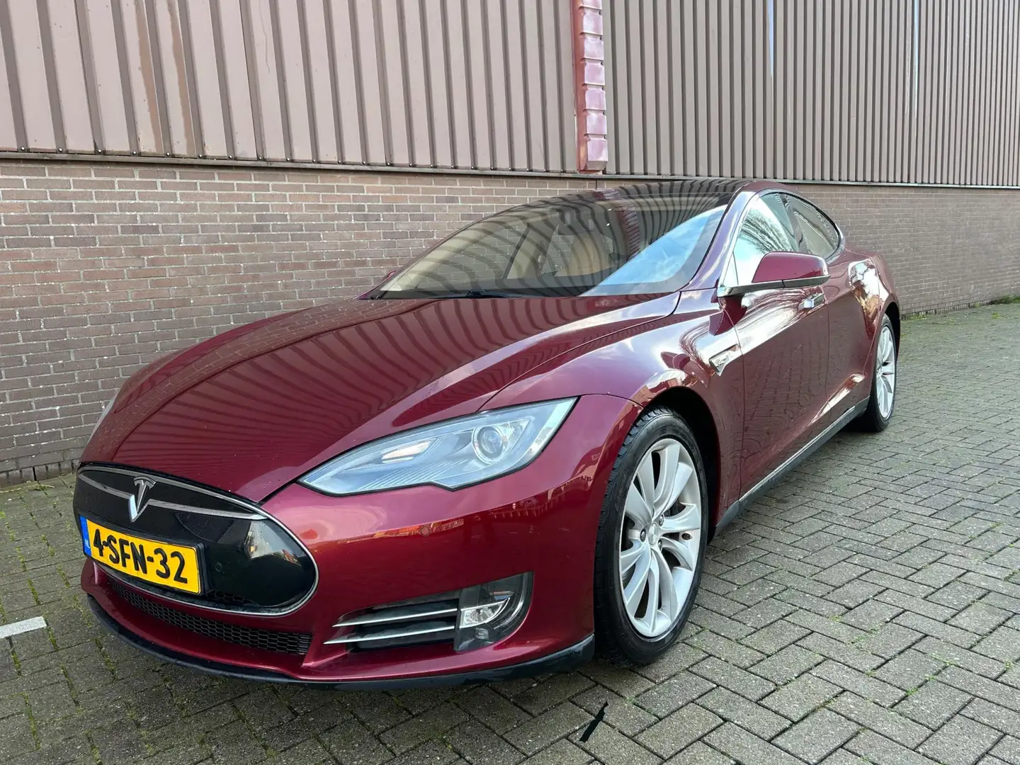 Tesla Model S 85 Performance FREE Super Charge Gratis Laden Rood - 1