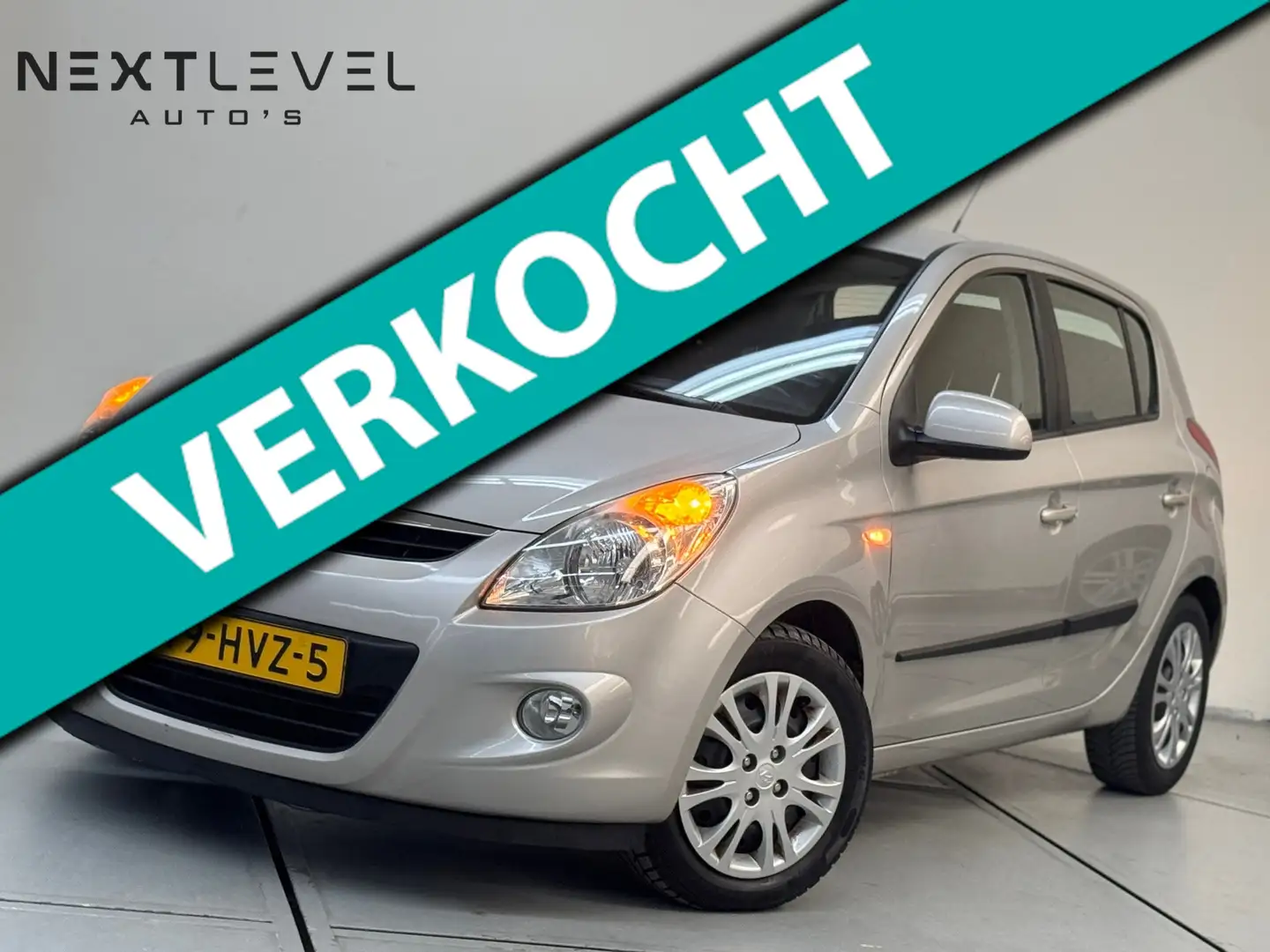 Hyundai i20 1.4i DynamicVersion Automaat Airco Grijs - 1