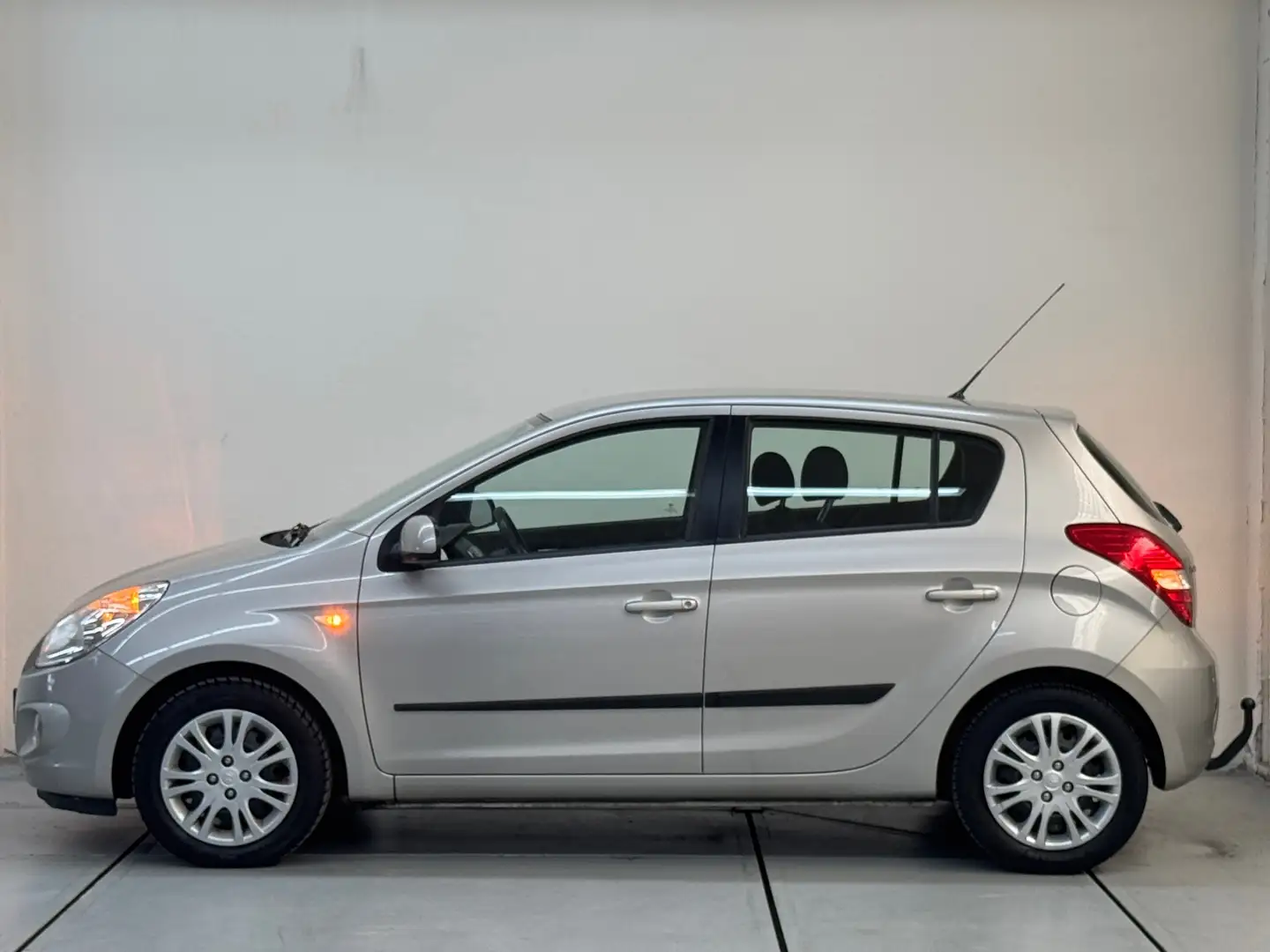 Hyundai i20 1.4i DynamicVersion Automaat Airco Grijs - 2