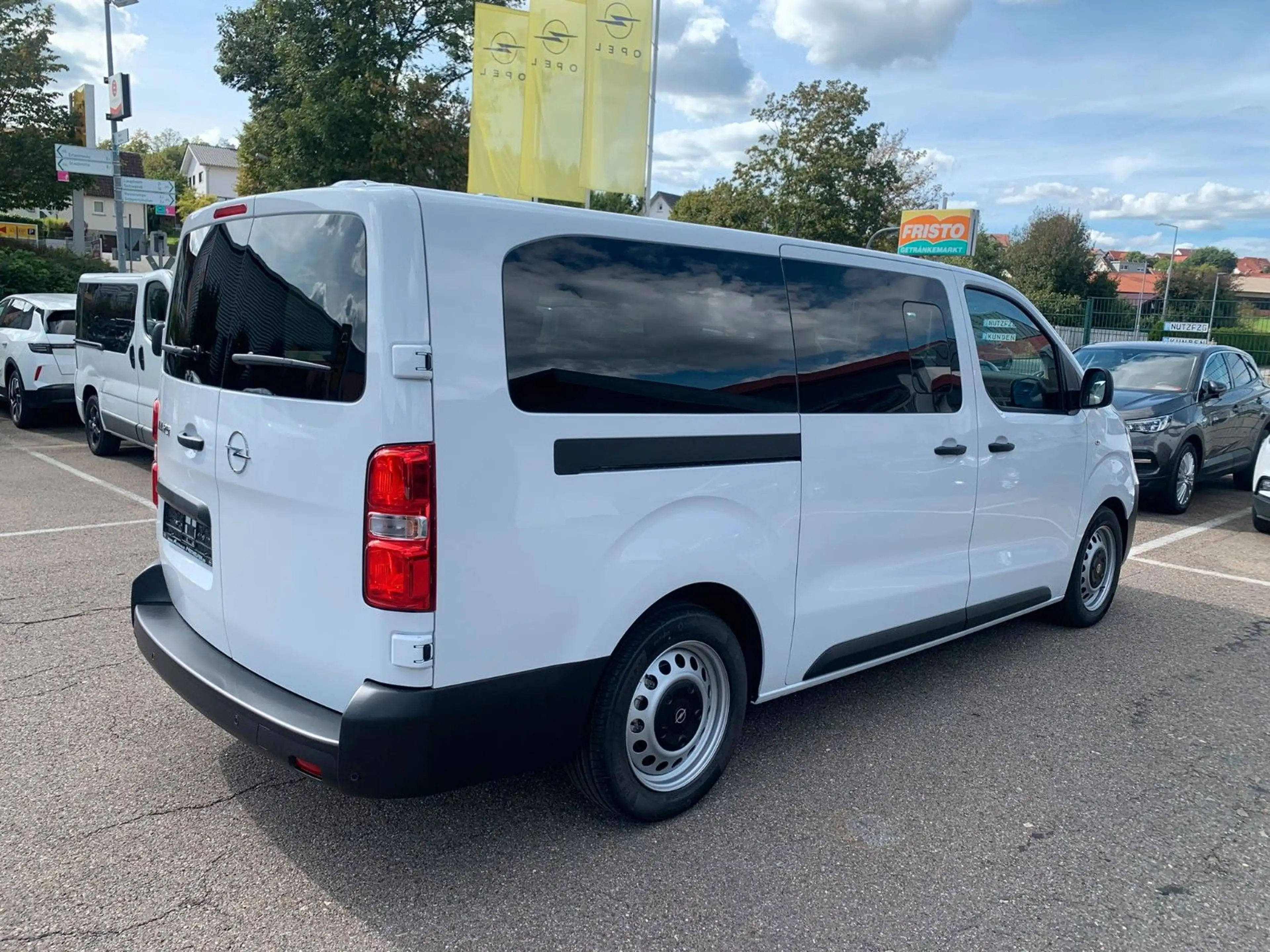 Opel Vivaro Kombi XL 8 Sitze Vollausst. 2.9 t Anhänge — photo 7