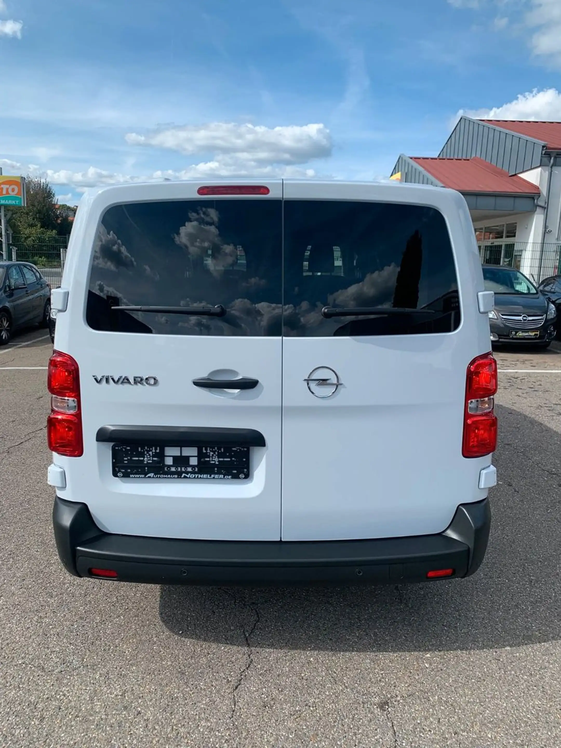 Opel Vivaro Kombi XL 8 Sitze Vollausst. 2.9 t Anhänge — photo 8