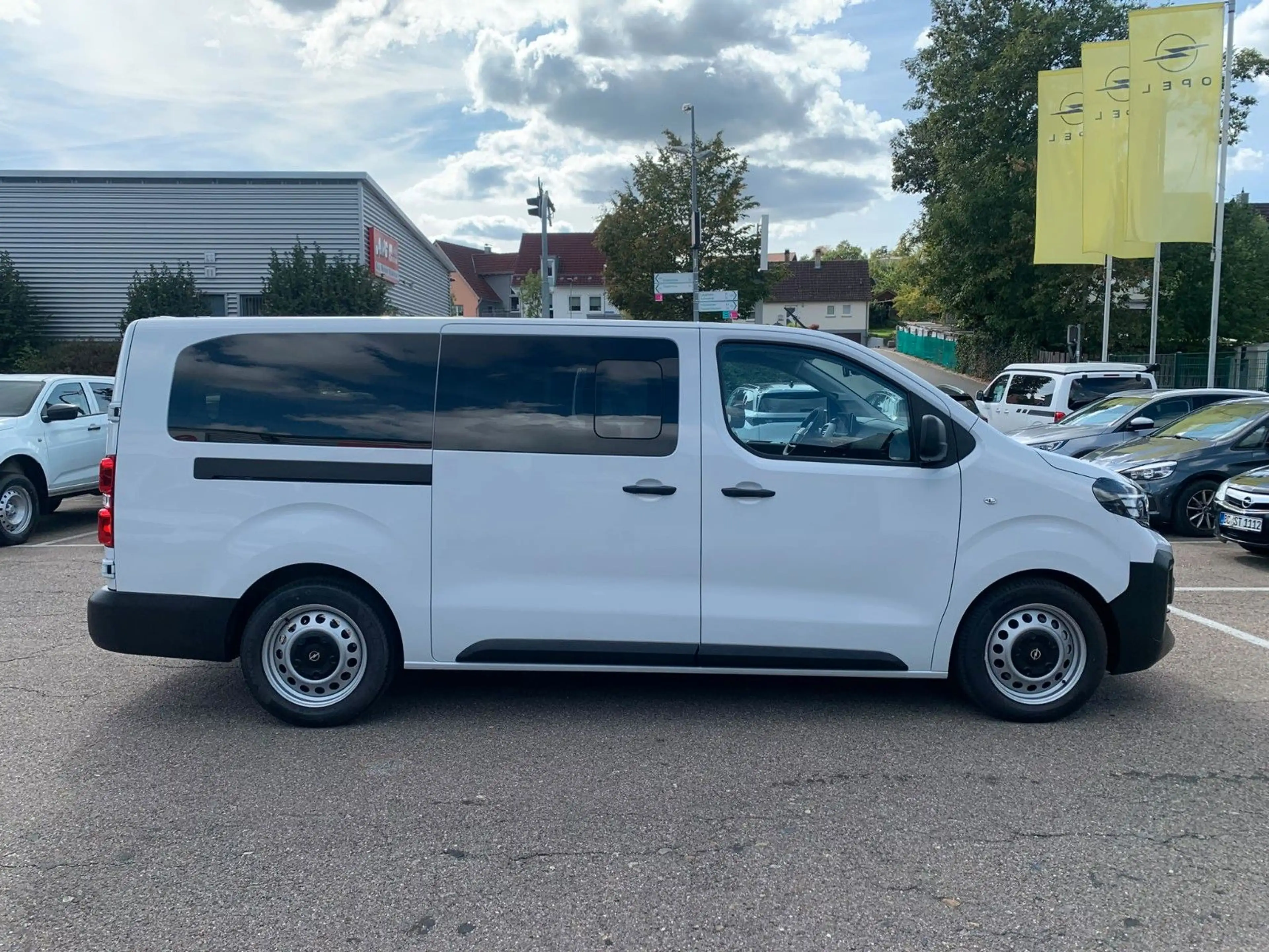 Opel Vivaro Kombi XL 8 Sitze Vollausst. 2.9 t Anhänge — photo 5