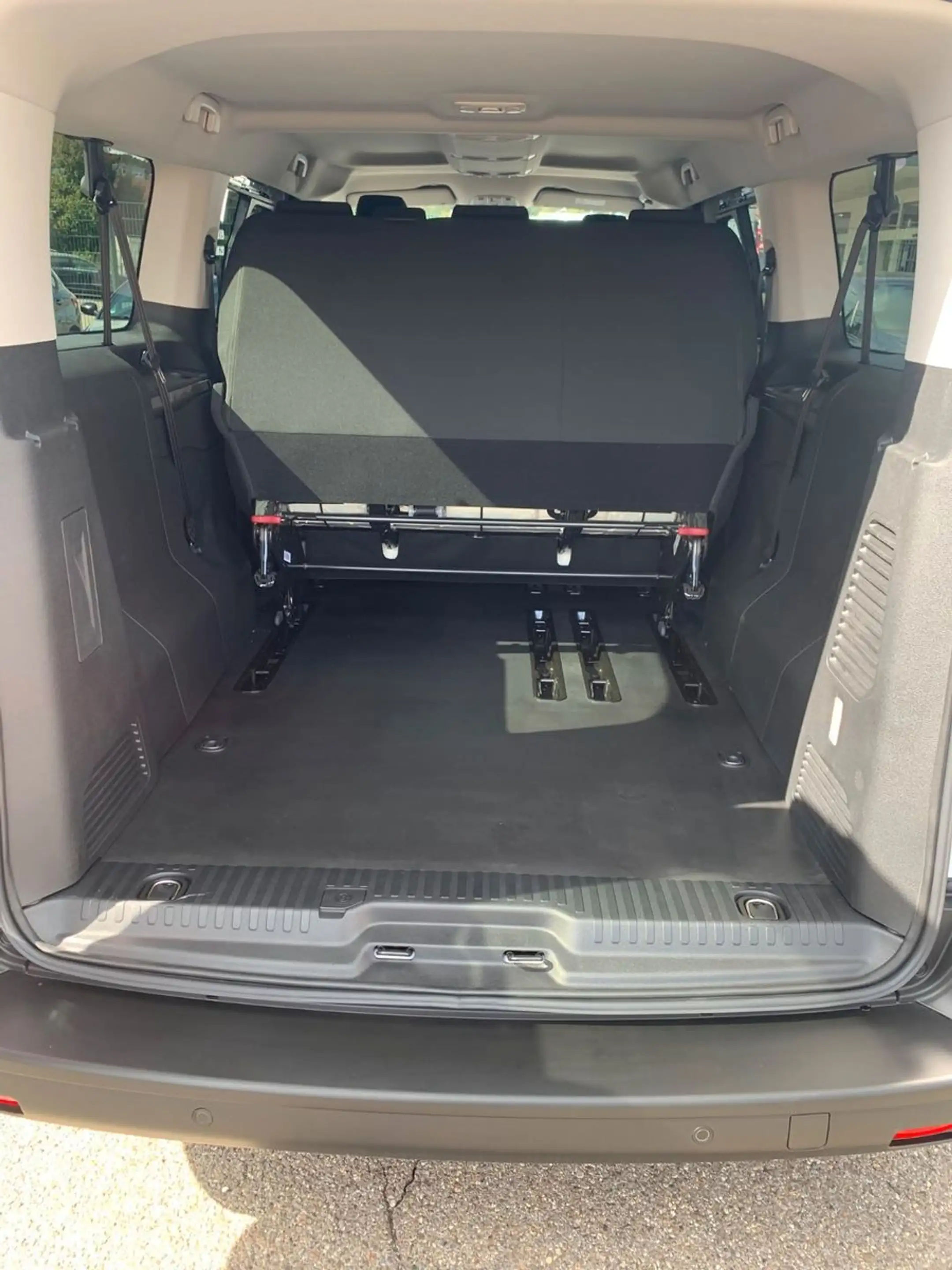 Opel Vivaro Kombi XL 8 Sitze Vollausst. 2.9 t Anhänge — photo 21