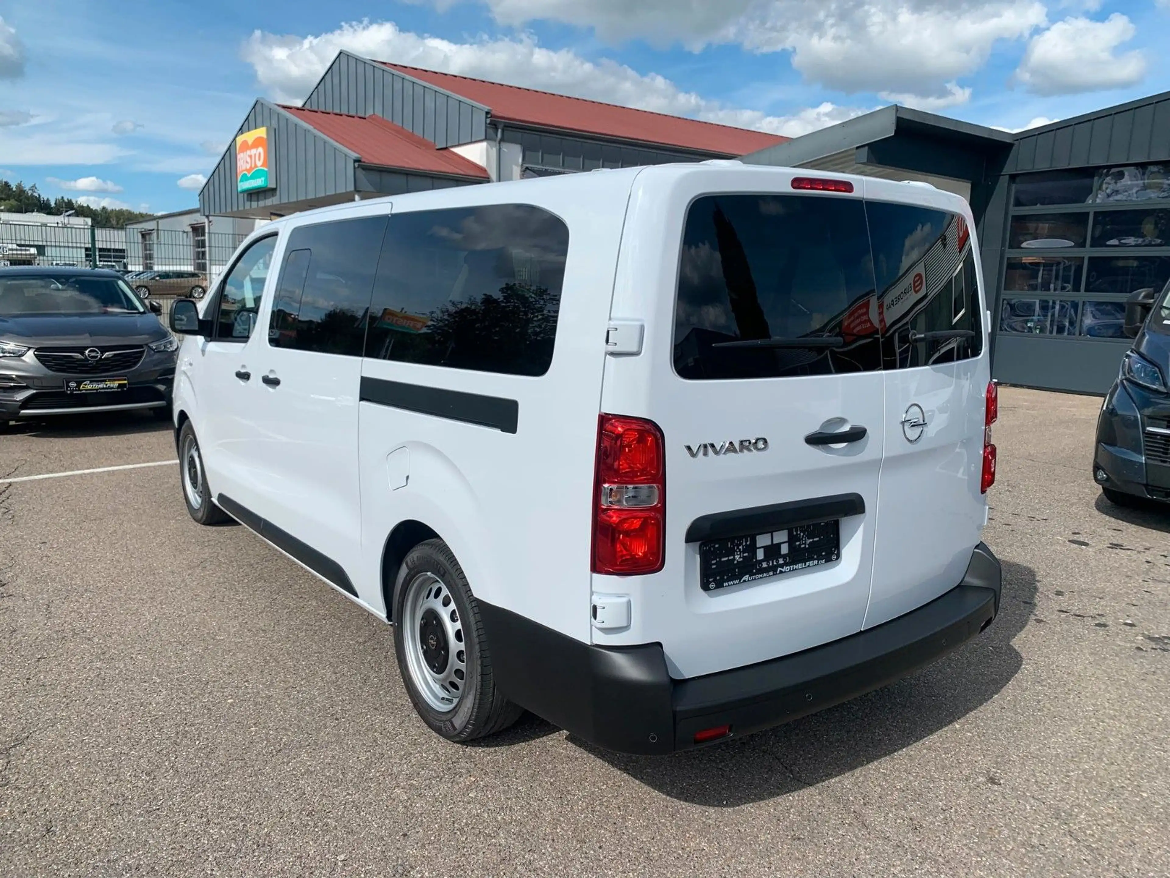 Opel Vivaro Kombi XL 8 Sitze Vollausst. 2.9 t Anhänge — photo 11