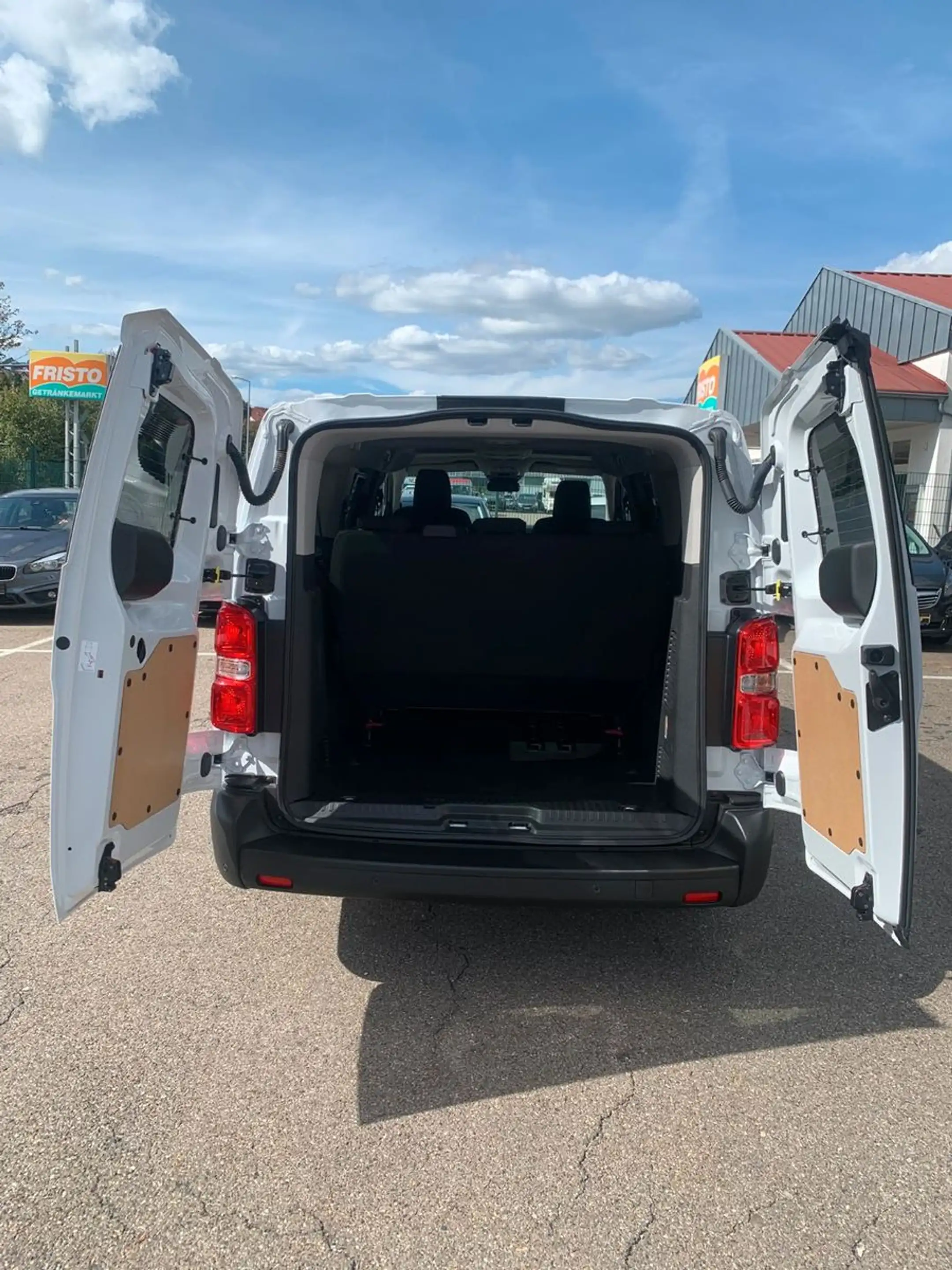Opel Vivaro Kombi XL 8 Sitze Vollausst. 2.9 t Anhänge — photo 9