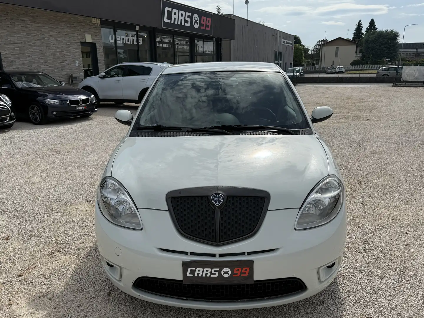 Lancia Ypsilon 1.4 16v MomoDesign (sport) 6m Blanc - 2
