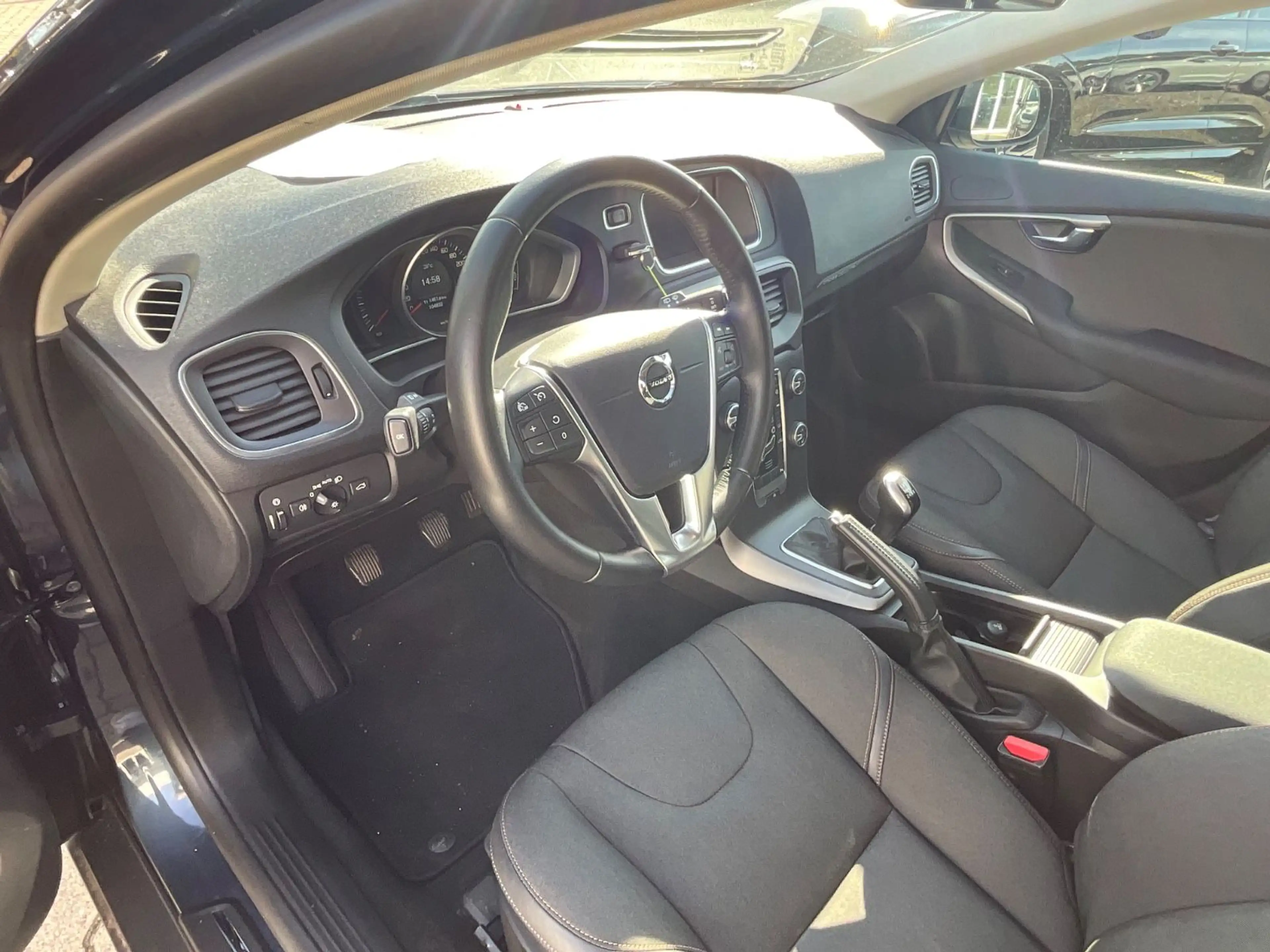 Volvo V40 Cross Country V40 D2 Cross Country Plus — photo 12