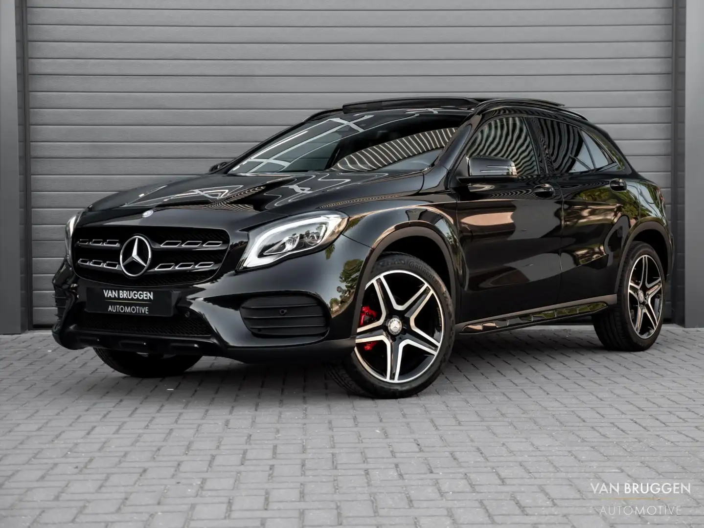 Mercedes-Benz GLA 200 AMG Pano Night 19" Facelift AMG LED Noir - 1