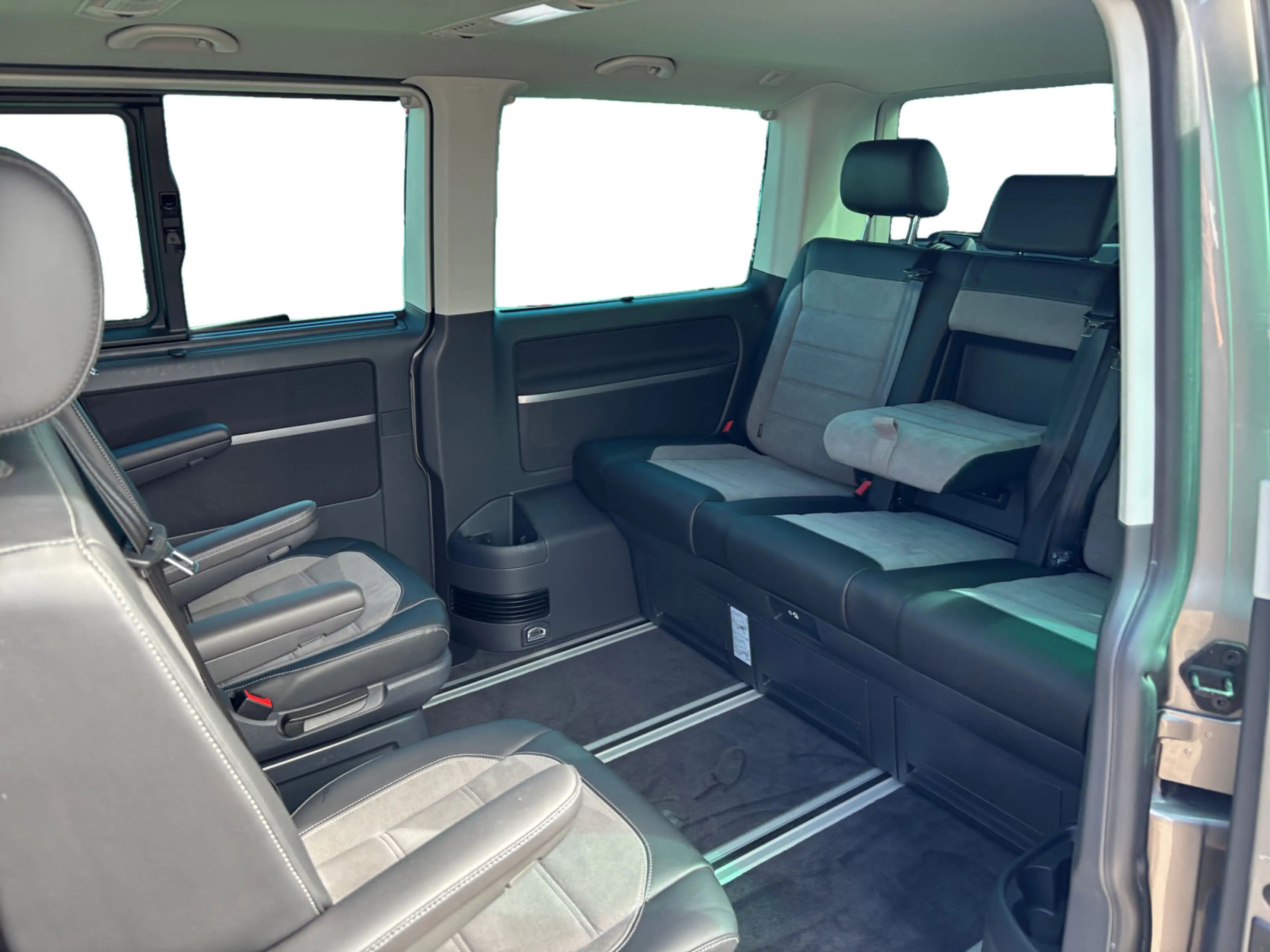 Volkswagen T6.1 Multivan GENERATION SIX 2,0TDI 150kW DSG 4M — photo 11