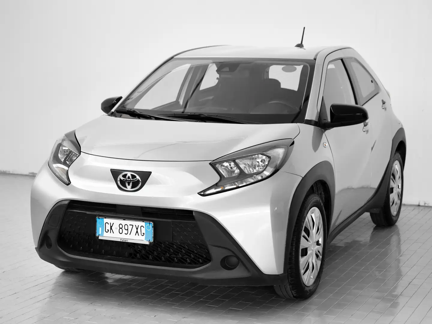 Toyota Aygo X 1.0 VVT-i 72 CV 5 porte Active Argento - 1