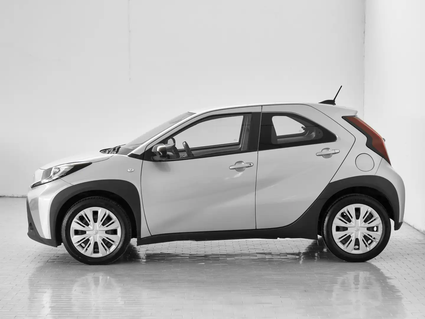Toyota Aygo X 1.0 VVT-i 72 CV 5 porte Active Argento - 2