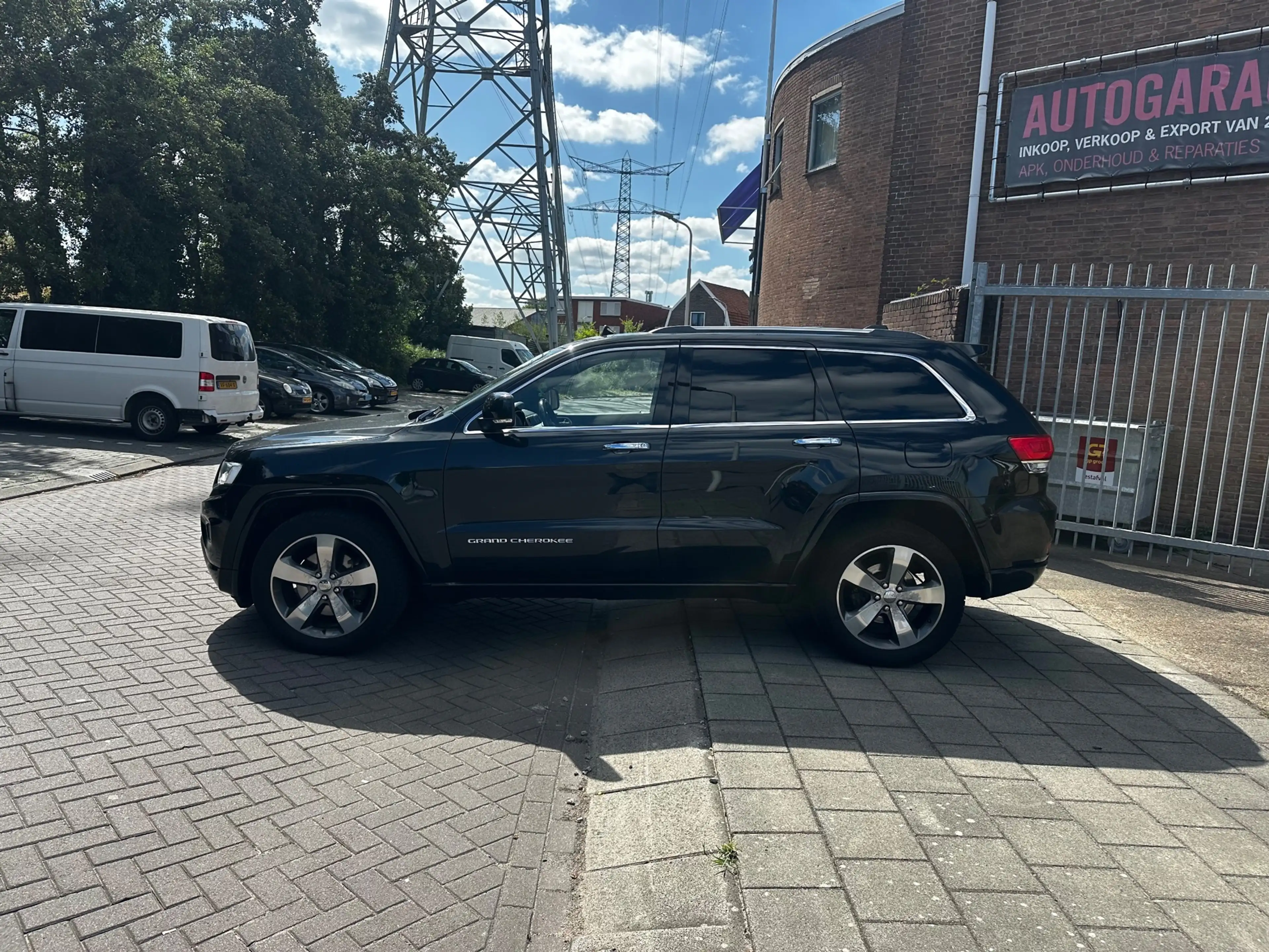 Jeep Grand Cherokee — photo 2