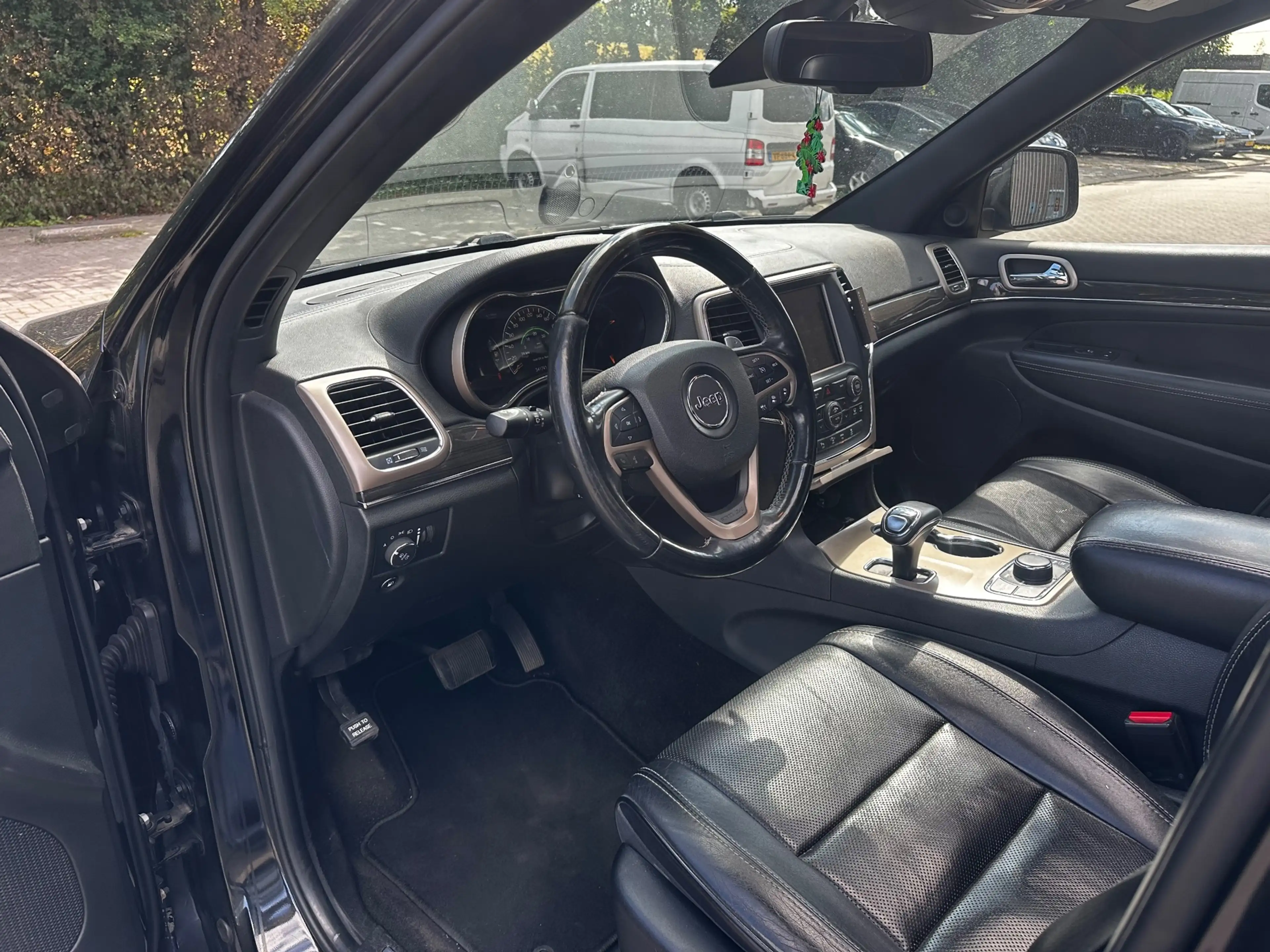 Jeep Grand Cherokee — photo 10