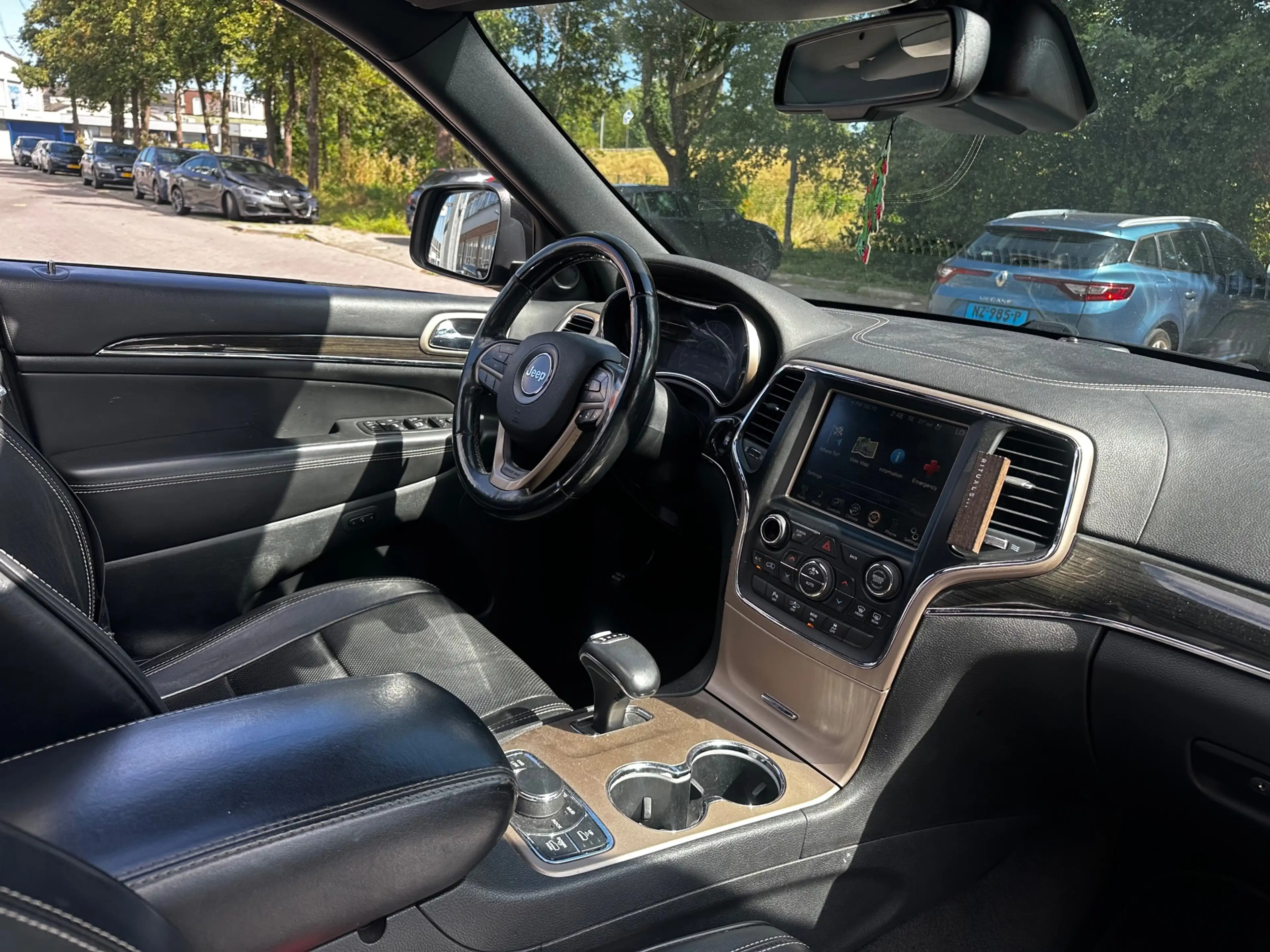 Jeep Grand Cherokee — photo 12
