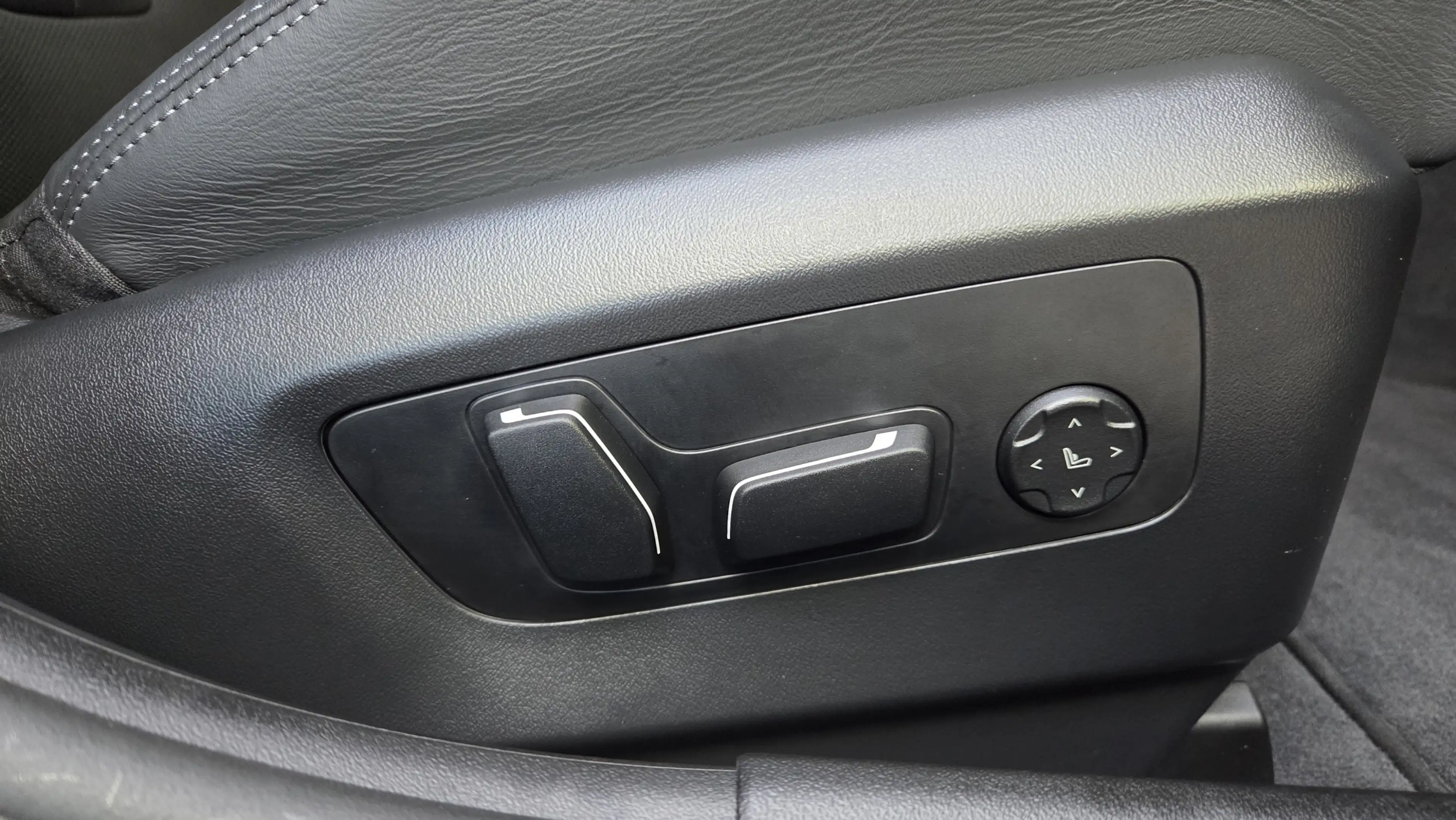 BMW M5 0,5% AHK Sitzlüft.B&W MultiSeats CarbonExt. — photo 40