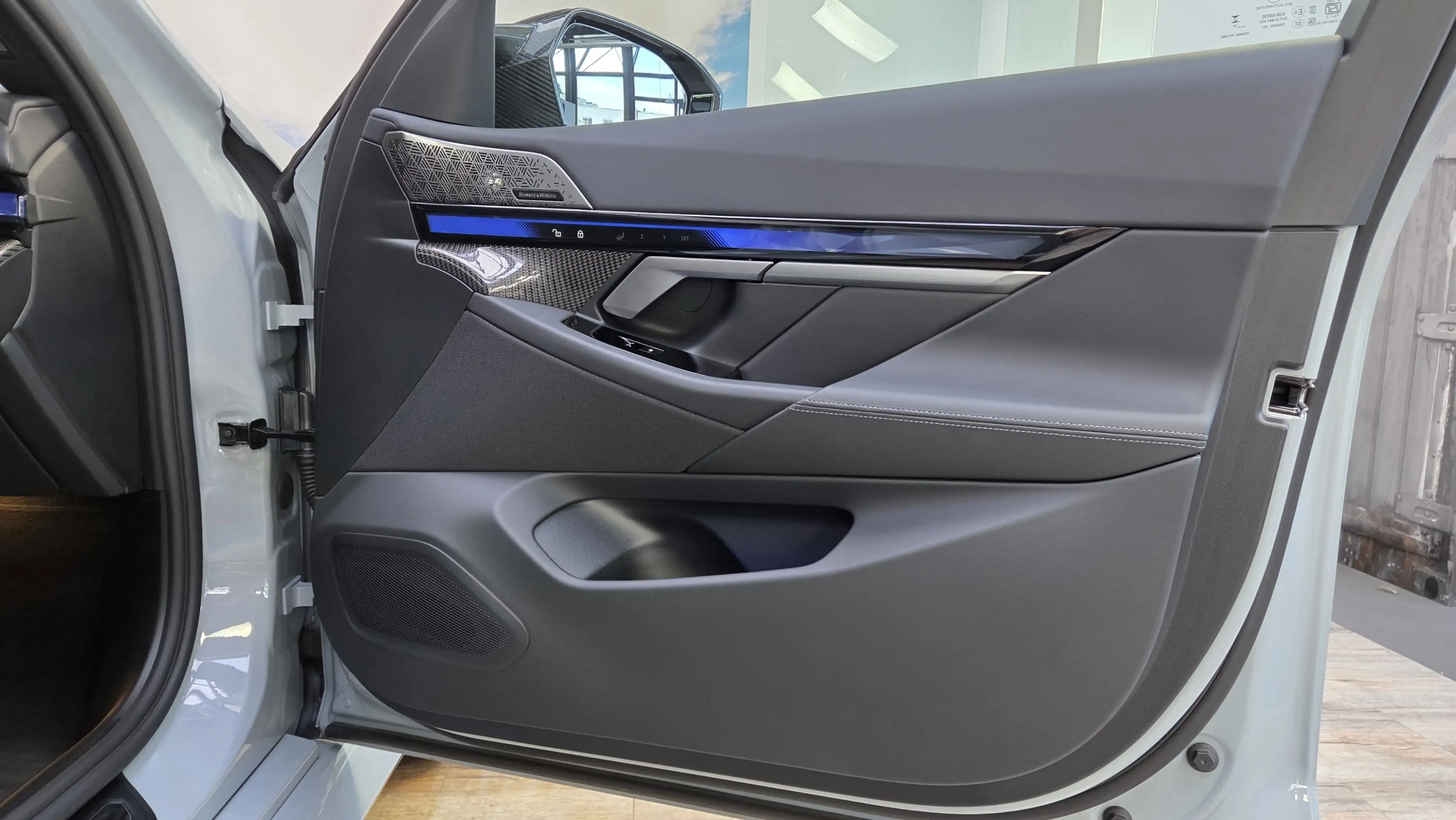 BMW M5 0,5% AHK Sitzlüft.B&W MultiSeats CarbonExt. — photo 37