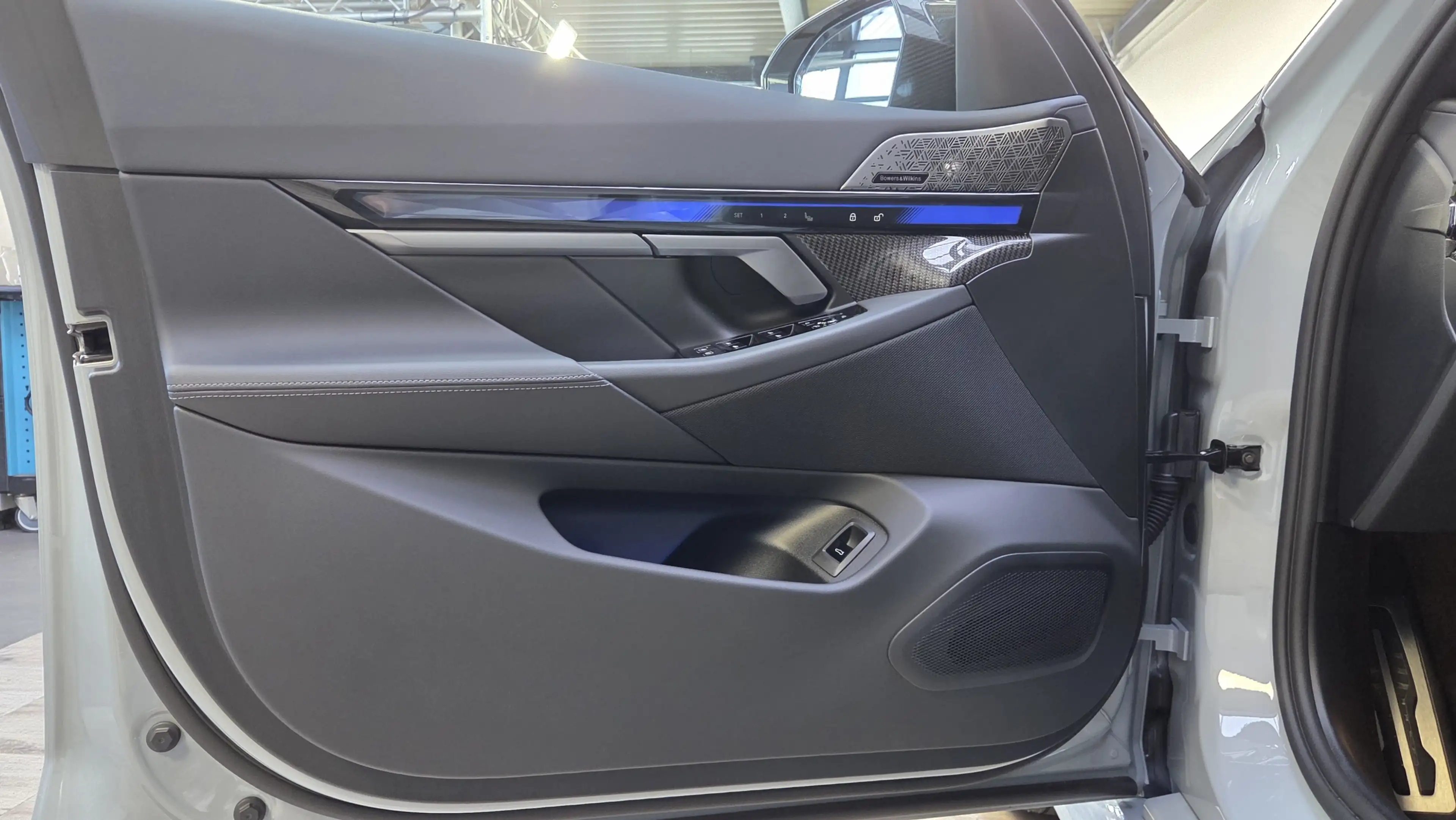 BMW M5 0,5% AHK Sitzlüft.B&W MultiSeats CarbonExt. — photo 18