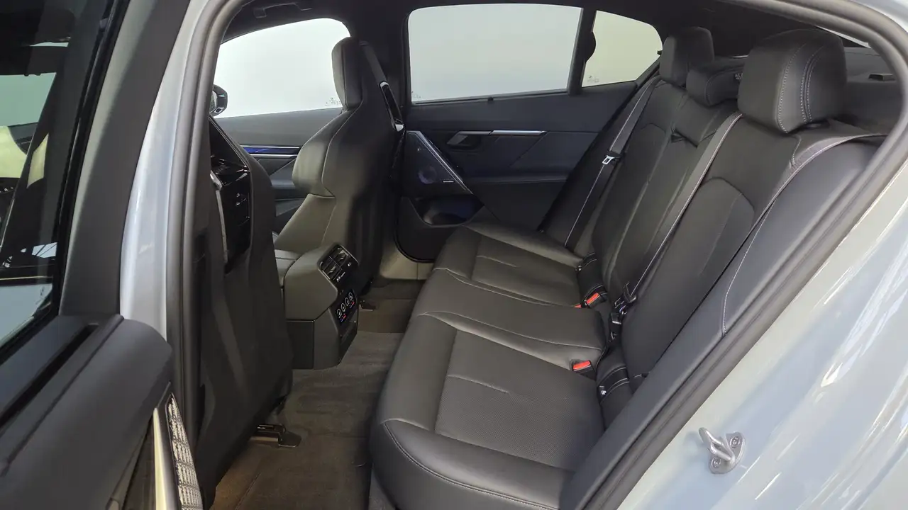 BMW M5 0,5% AHK Sitzlüft.B&W MultiSeats CarbonExt., миниатюра 20