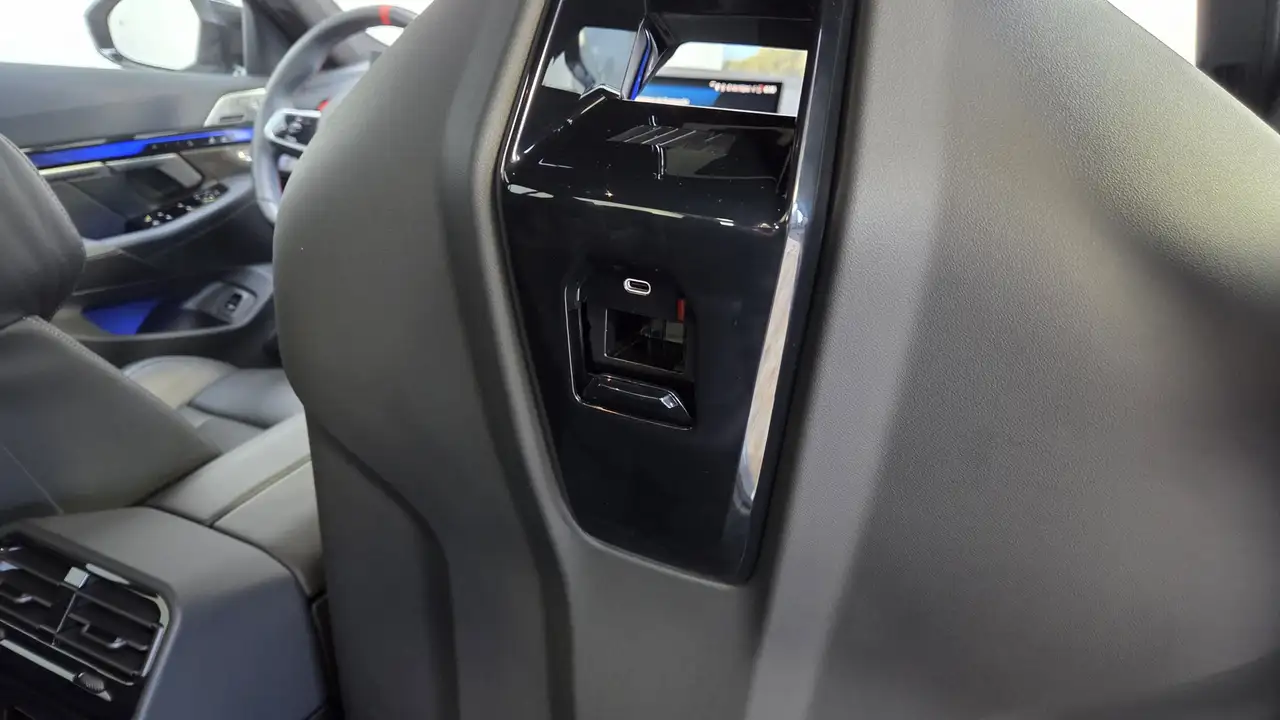 BMW M5 0,5% AHK Sitzlüft.B&W MultiSeats CarbonExt., миниатюра 30