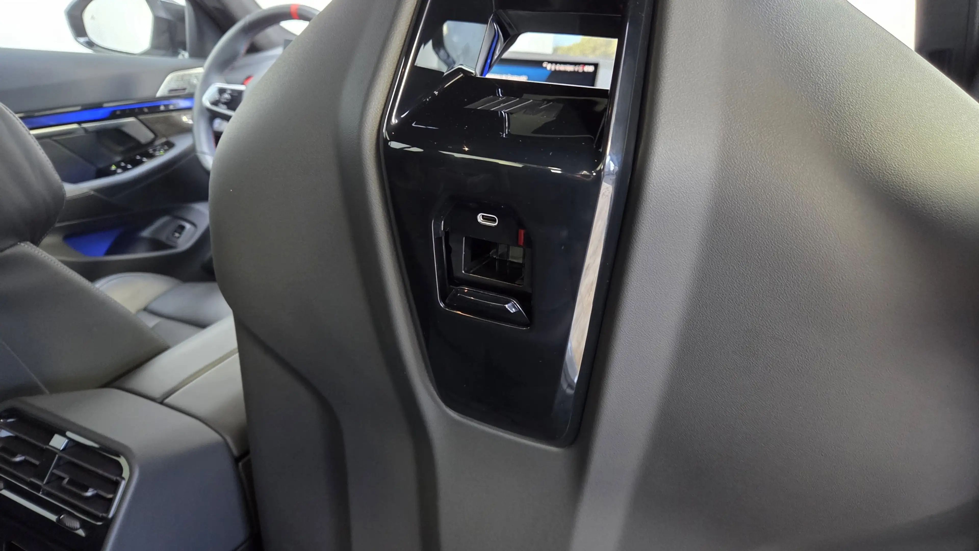 BMW M5 0,5% AHK Sitzlüft.B&W MultiSeats CarbonExt. — photo 30