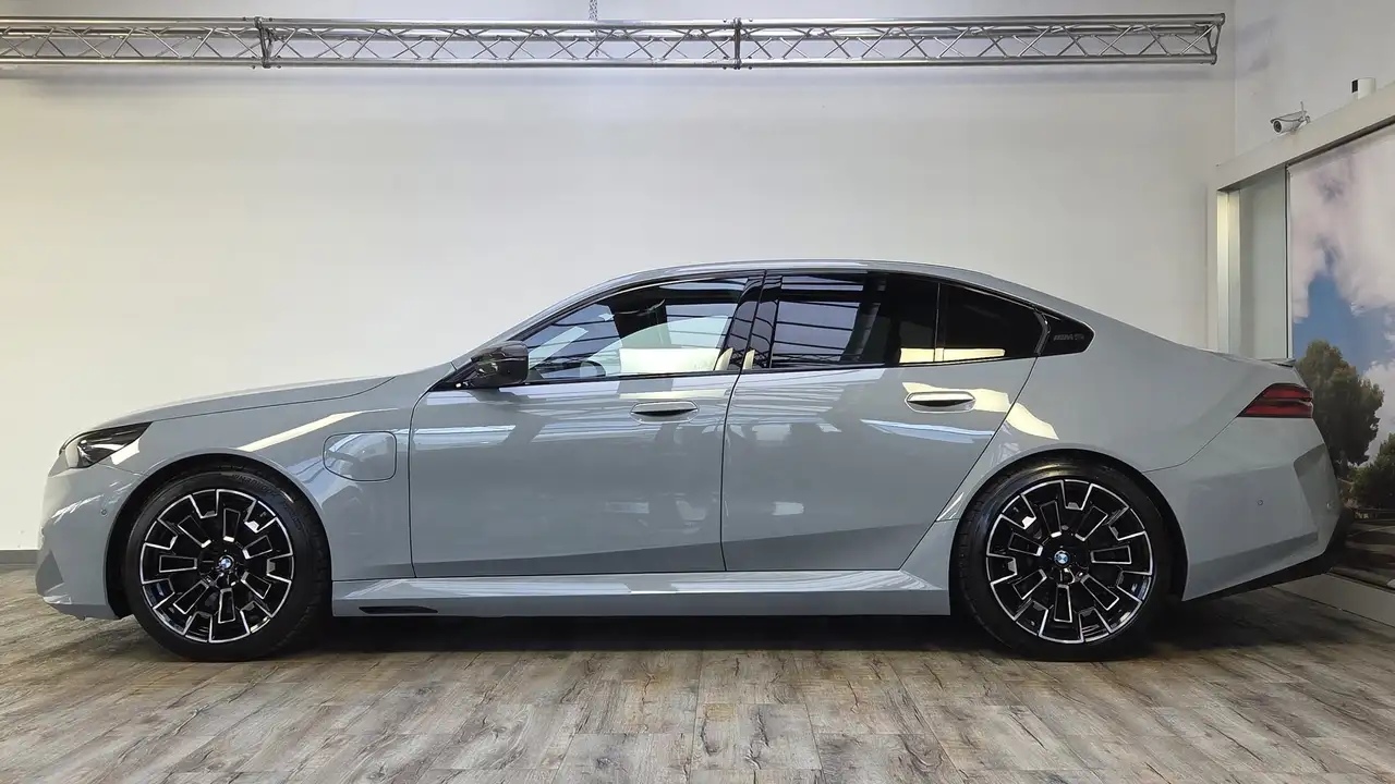 BMW M5 0,5% AHK Sitzlüft.B&W MultiSeats CarbonExt., миниатюра 3