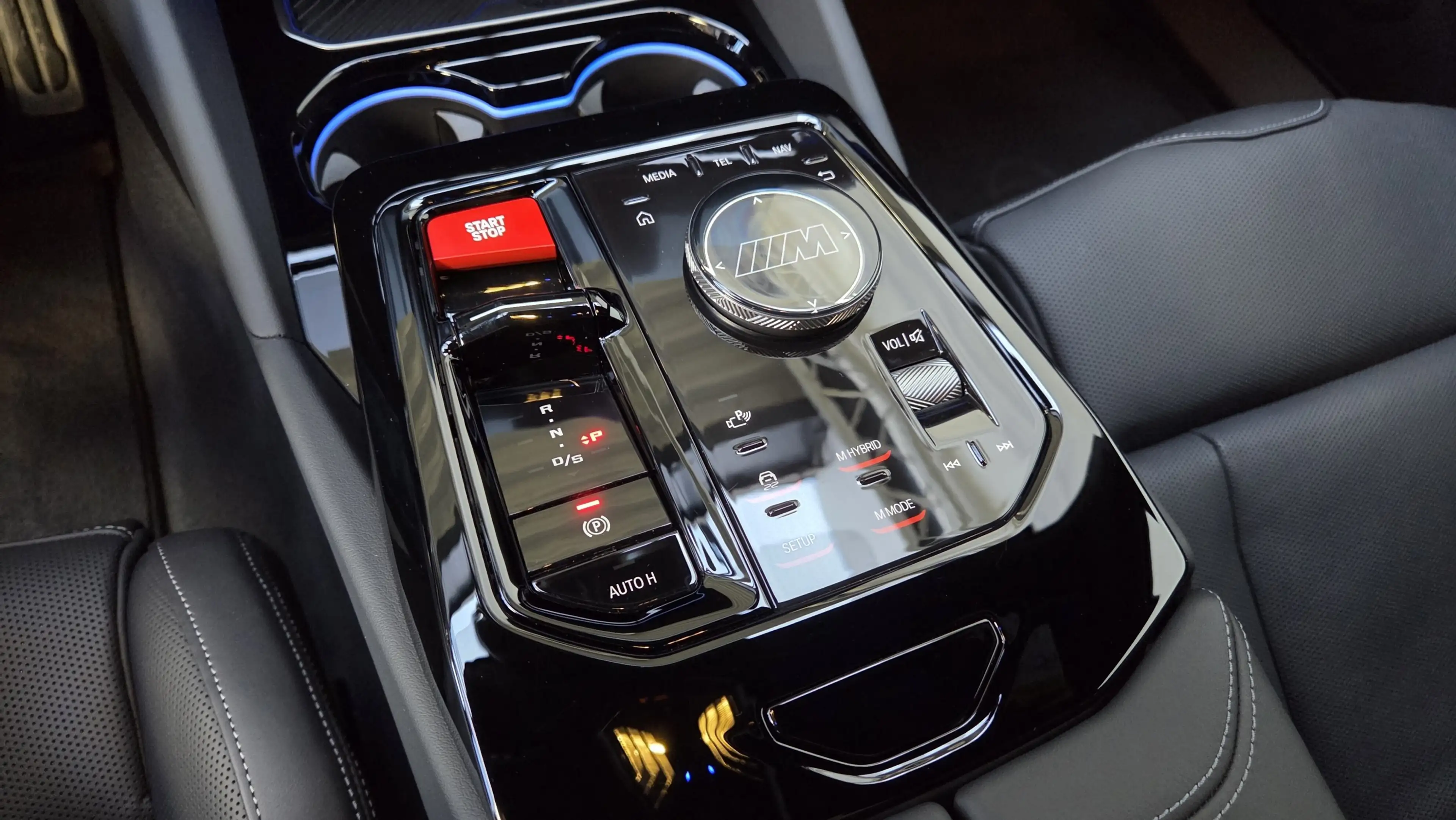 BMW M5 0,5% AHK Sitzlüft.B&W MultiSeats CarbonExt. — photo 12