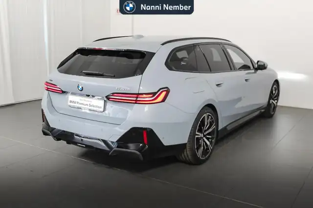 BMW 5 Series view 3