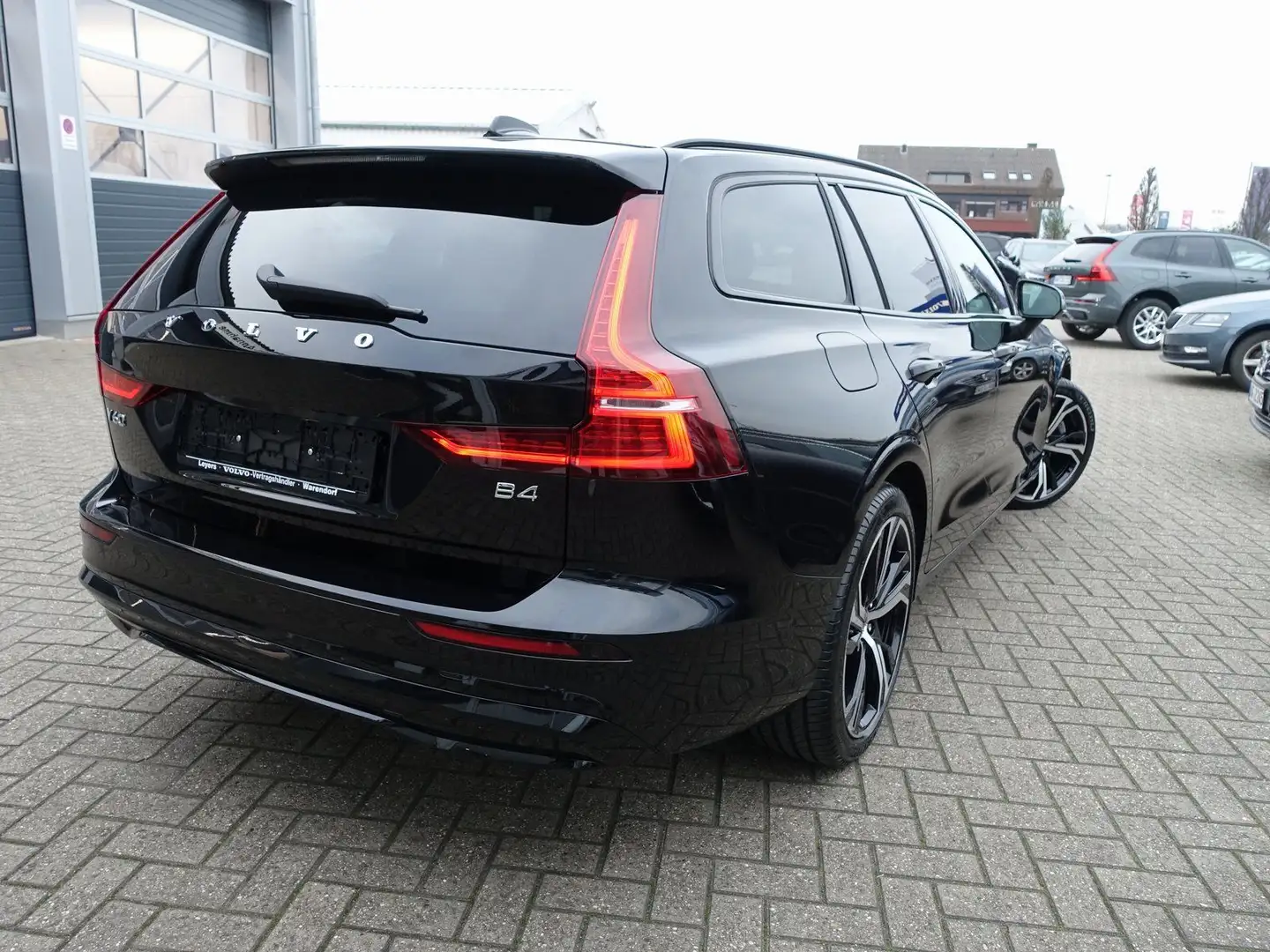 Volvo V60 Ultra Dark B4 Mild-Hybrid 360°KAM/BLIS/PANO Schwarz - 2