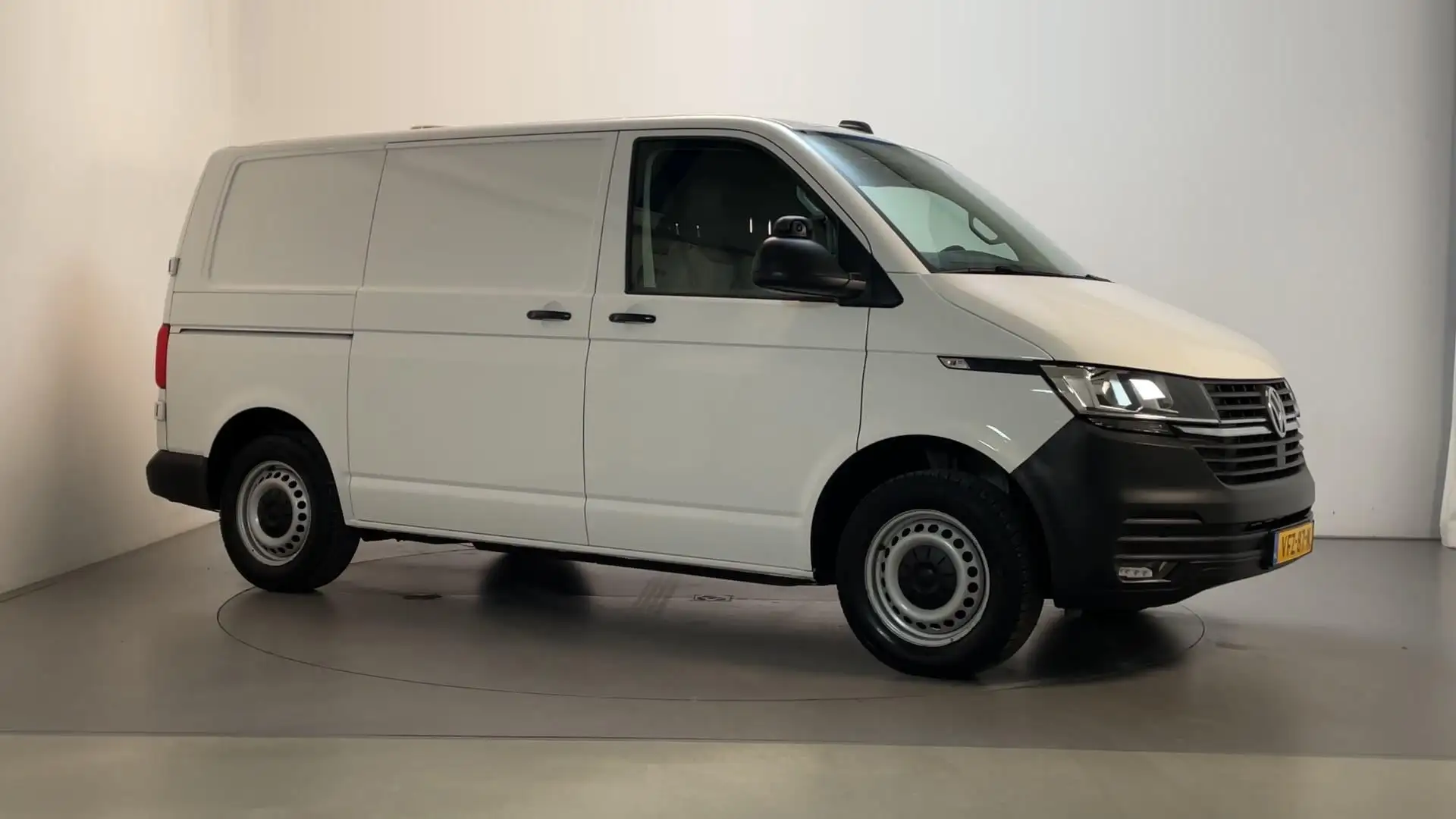 Volkswagen Transporter 2.0 TDI 150pk DSG L1H1 3-zits Camera Navigatie DAB Wit - 1