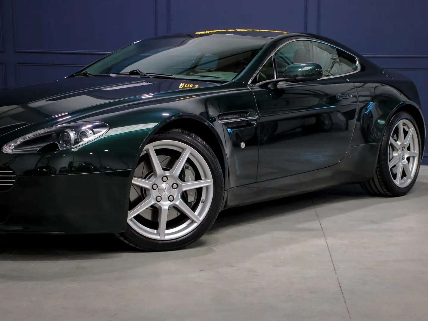 Aston Martin Vantage V8 Yeşil - 2