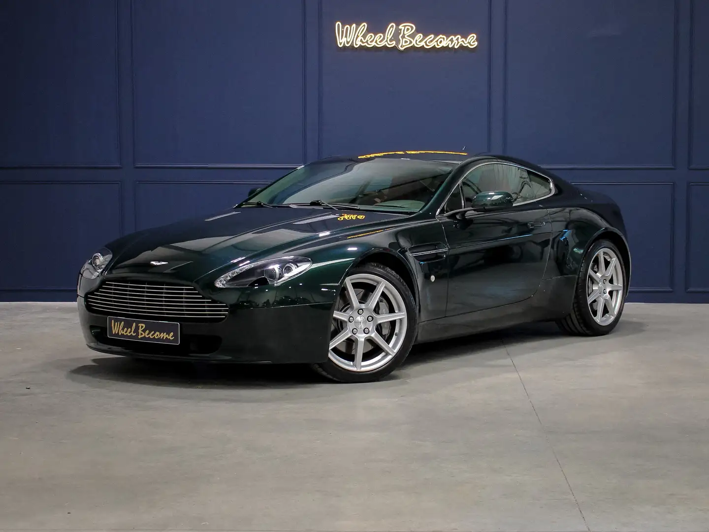 Aston Martin Vantage V8 Зелений - 1