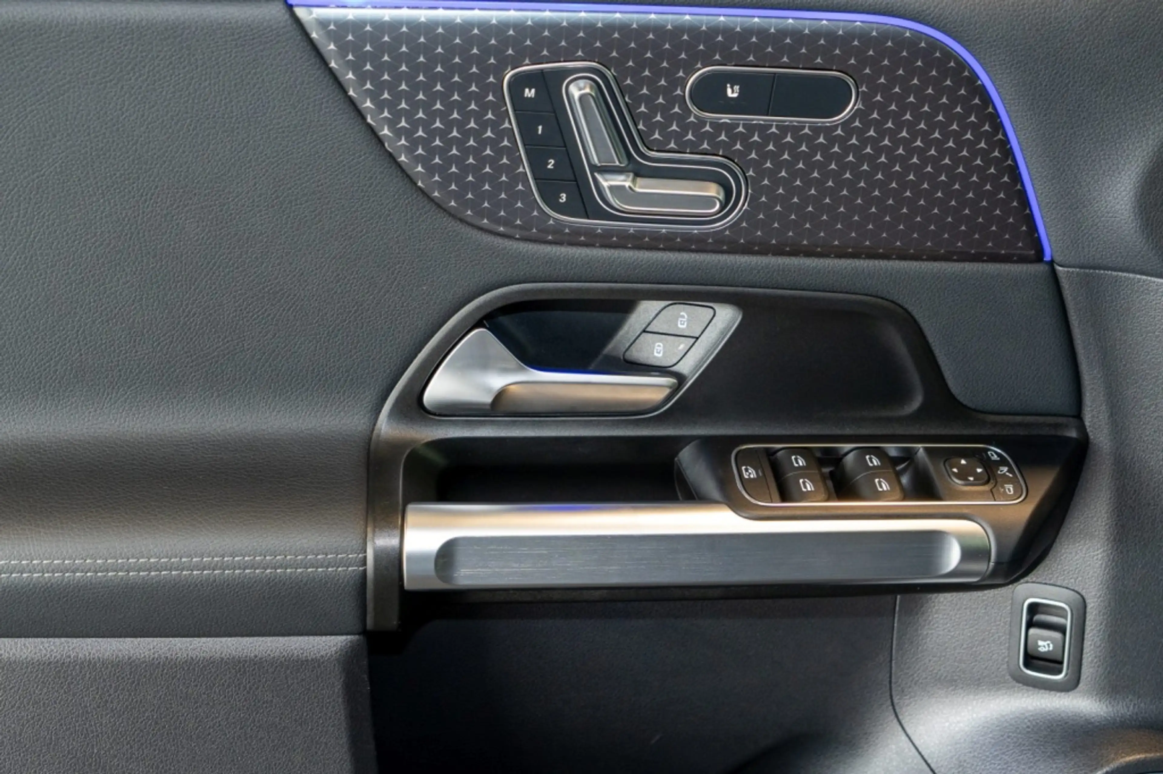 Mercedes-Benz EQB 300 4M * — photo 11