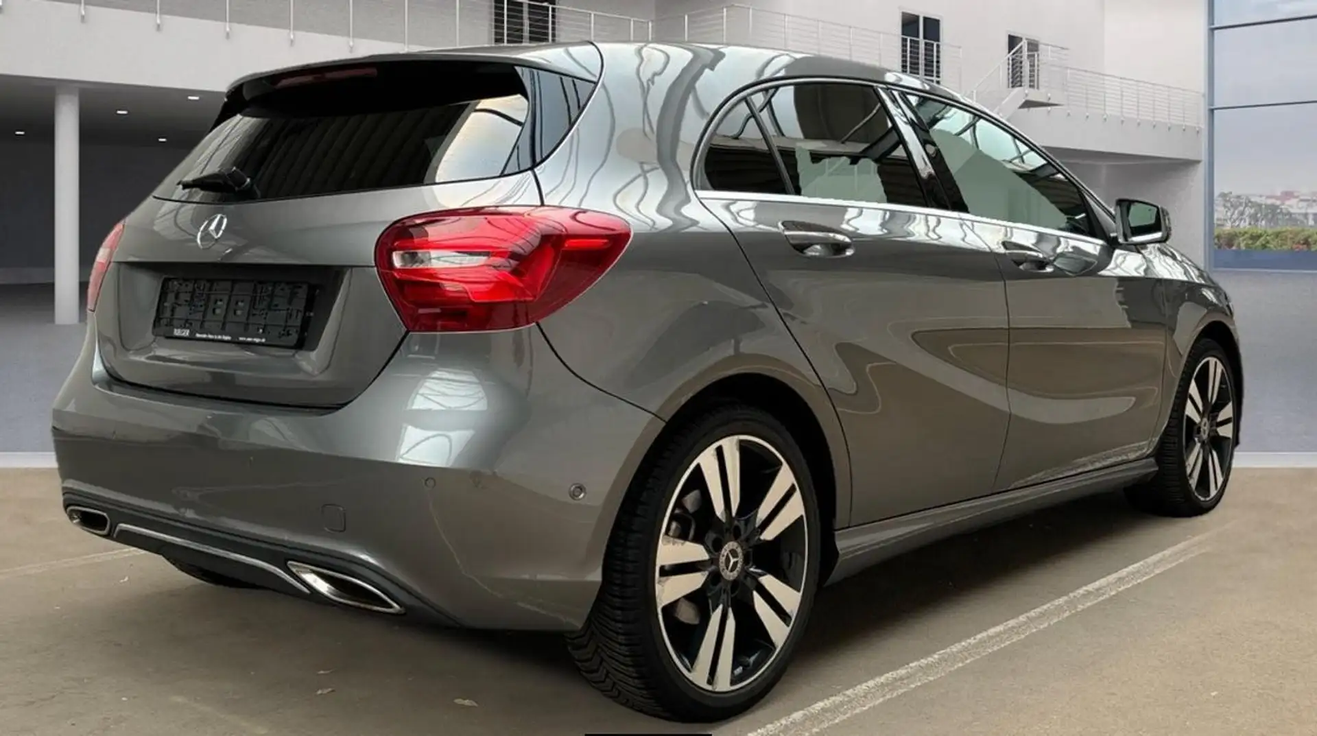 Mercedes-Benz A 200 URBAN 2017 NAVI LED 18Zoll nur 77tKM! Grau - 2