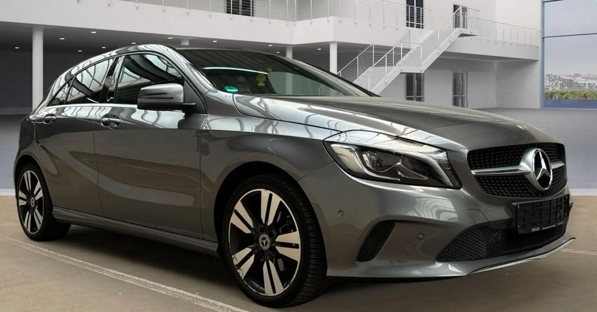 Mercedes-Benz A 200 URBAN 2017 NAVI LED 18Zoll nur 77tKM! Grau - 1