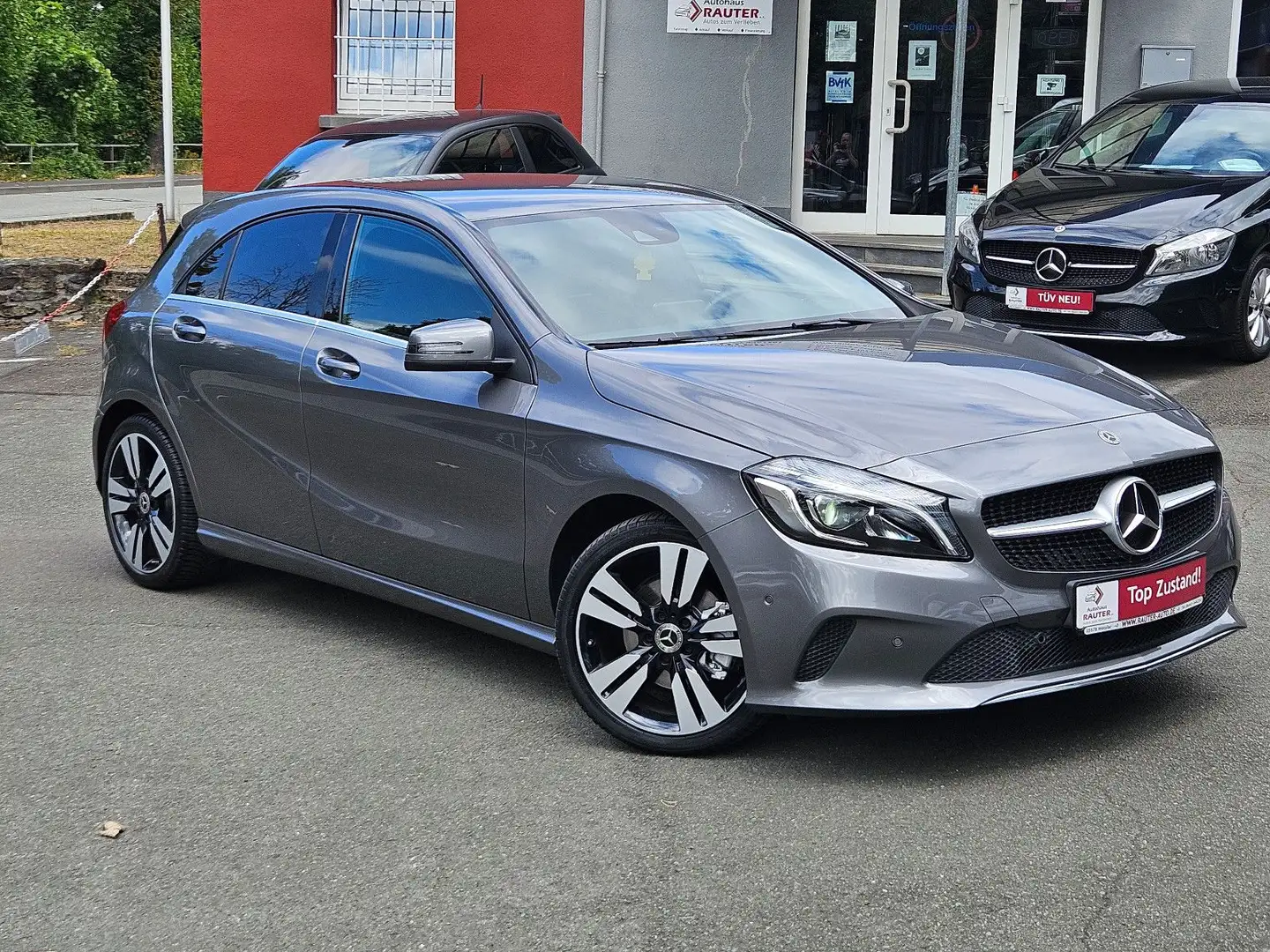 Mercedes-Benz A 200 URBAN 2017 NAVI LED 18Zoll nur 77tKM! Grau - 1