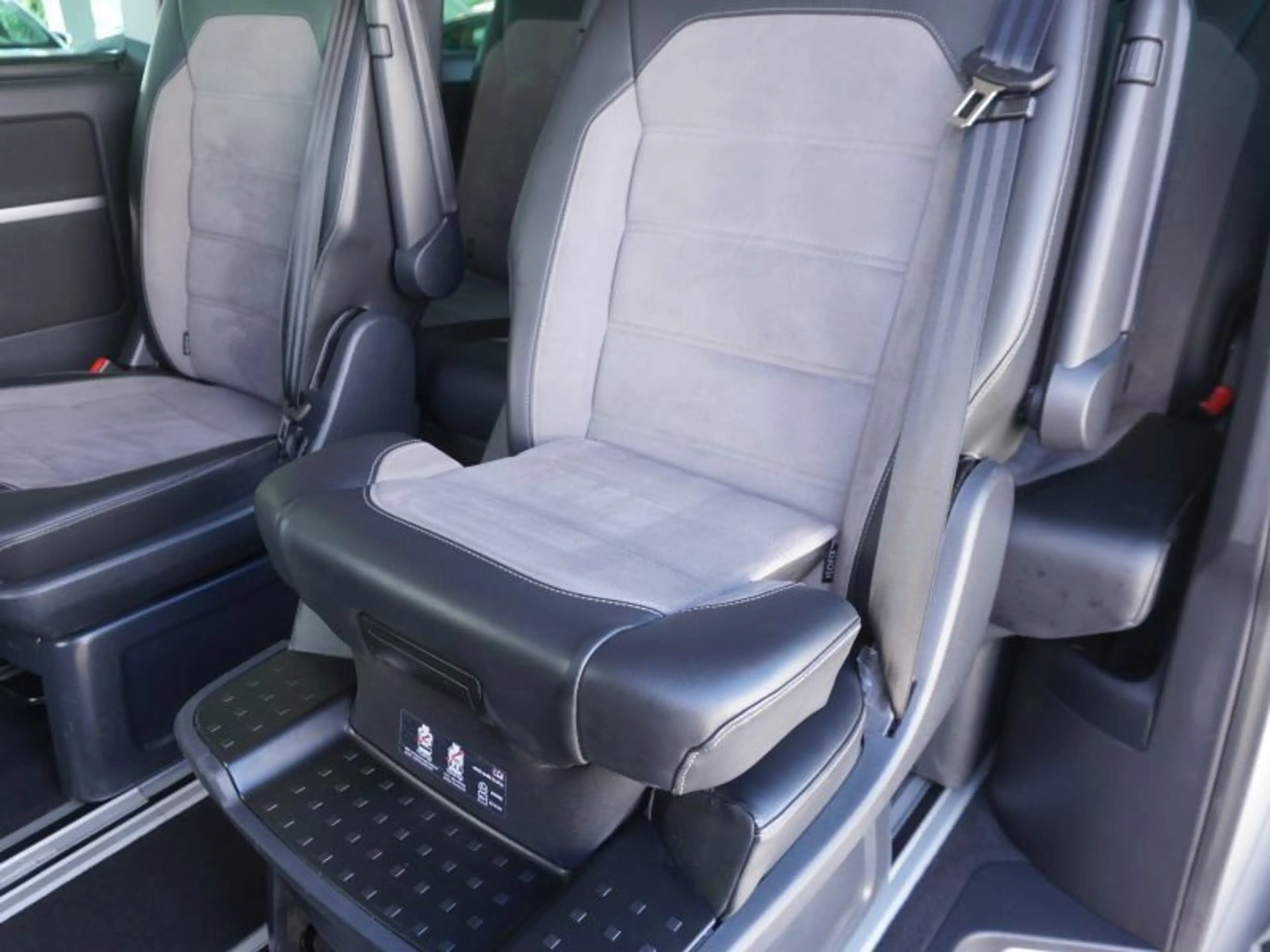 Volkswagen T6.1 Multivan Cruise 2,0 TDI 4Motion DSG *VIRTUAL+STHZG+LED* — photo 13
