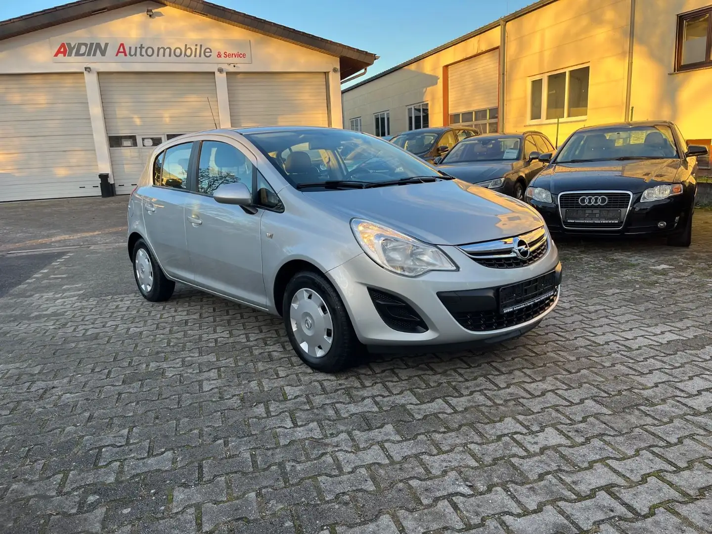 Opel Corsa D Edition-NAVI-KLIMA-SEHR GEPFLEGT-TÜV NEU Silber - 1