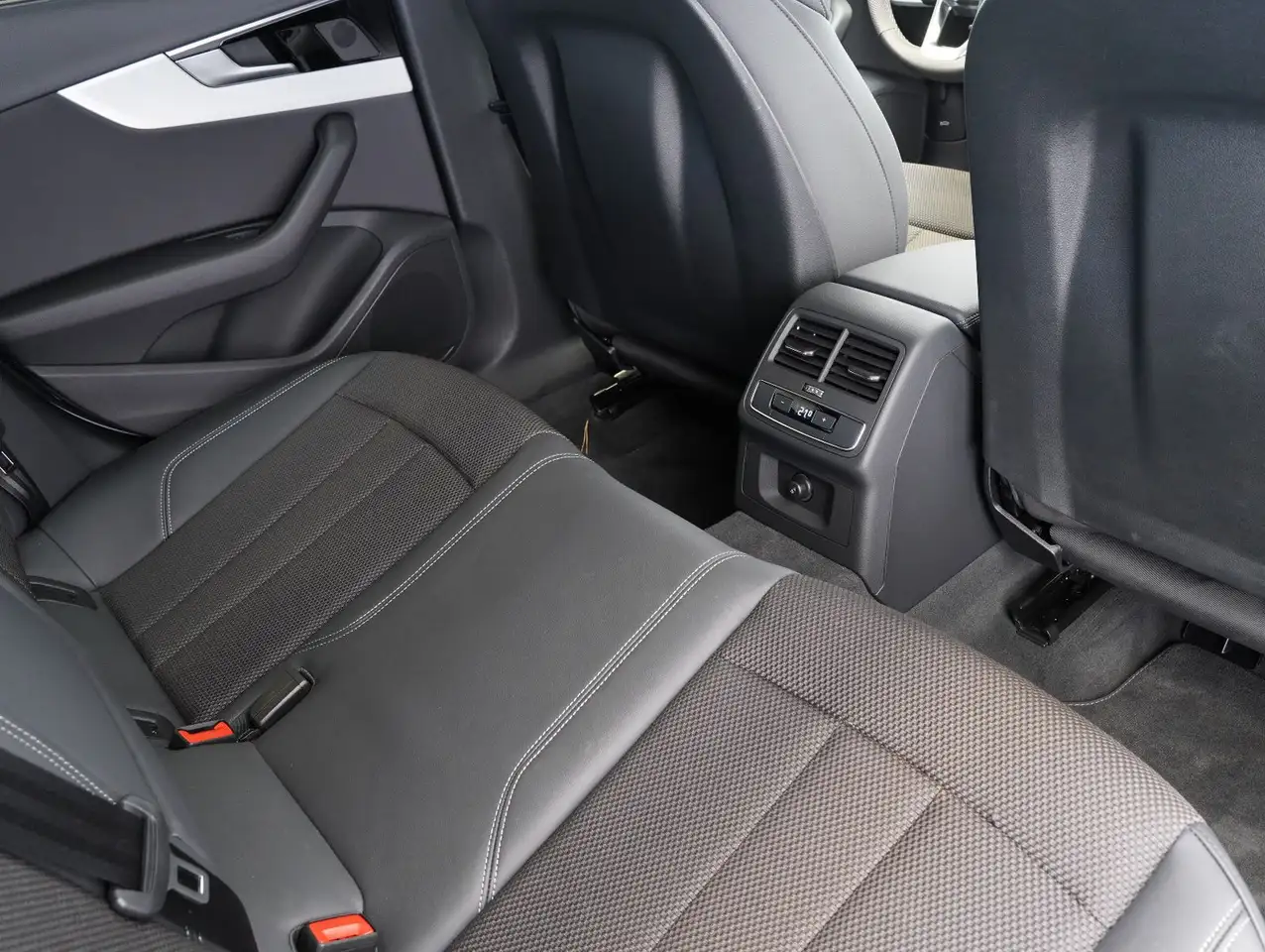 Audi A4 Avant 35 TDI S line Competition Edition AHK 17