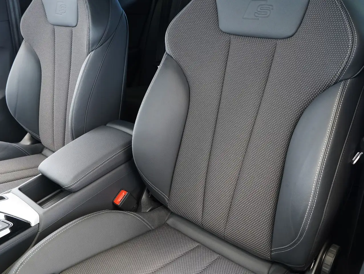 Audi A4 Avant 35 TDI S line Competition Edition AHK 11