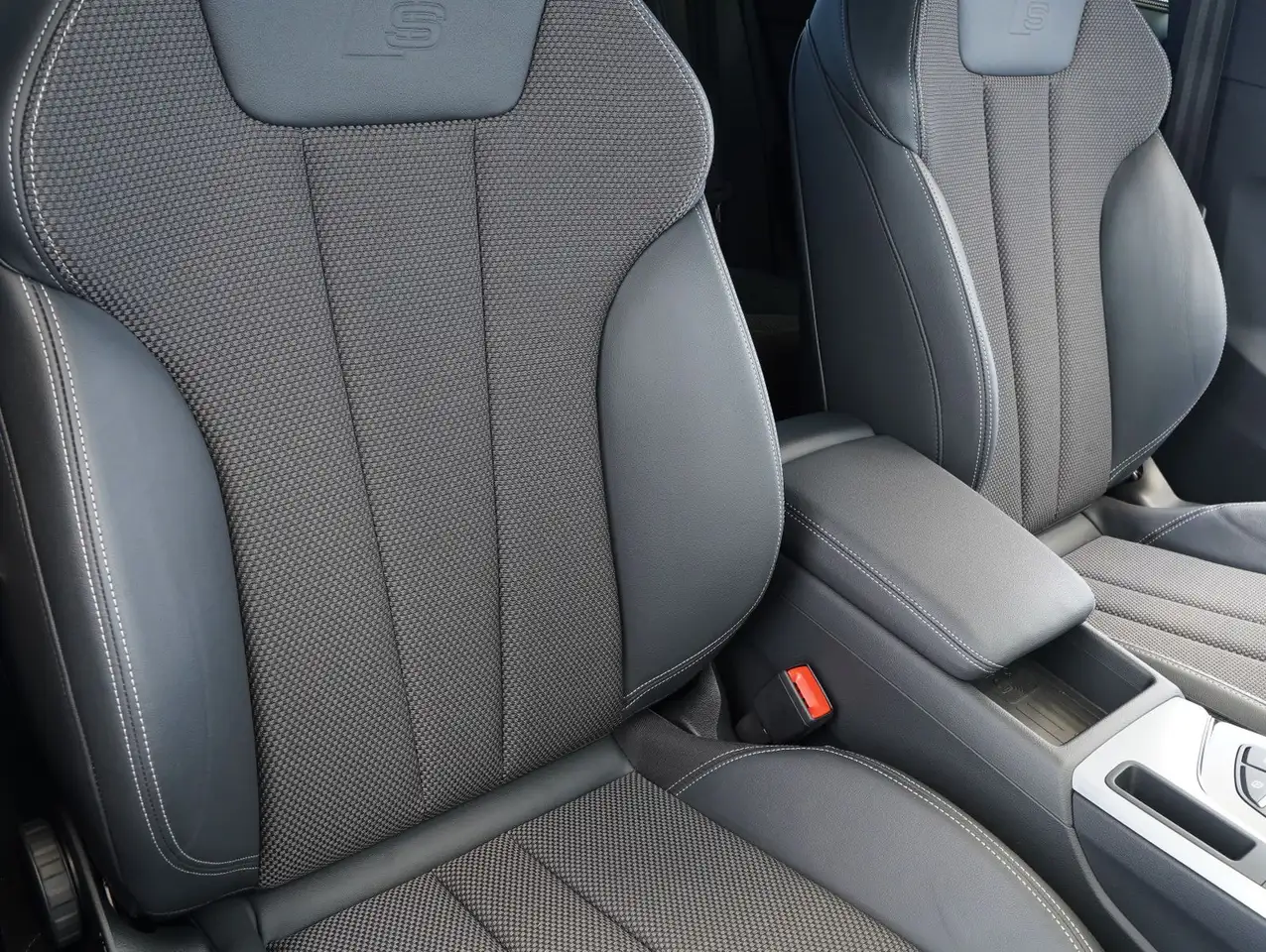 Audi A4 Avant 35 TDI S line Competition Edition AHK 12