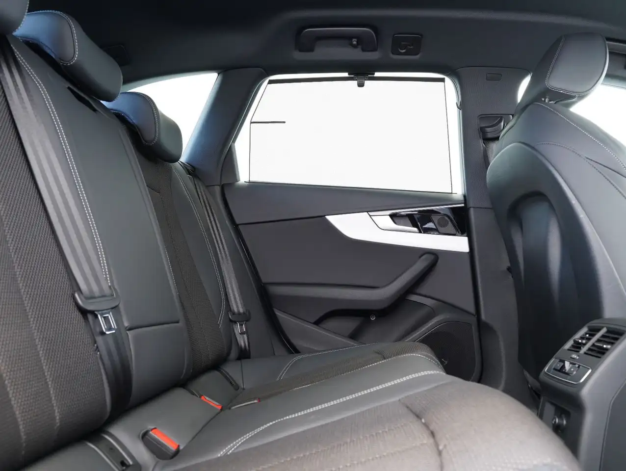 Audi A4 Avant 35 TDI S line Competition Edition AHK 15